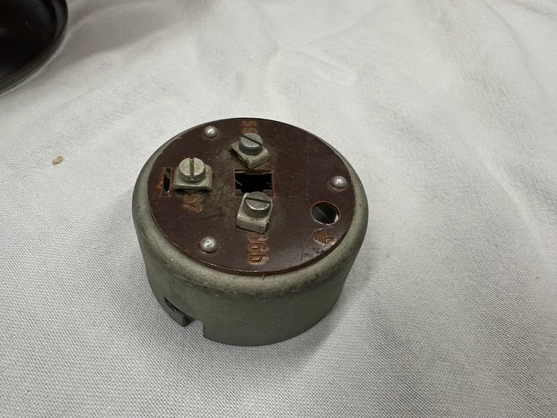 Vonkajšia objímka žiarovky, KYV