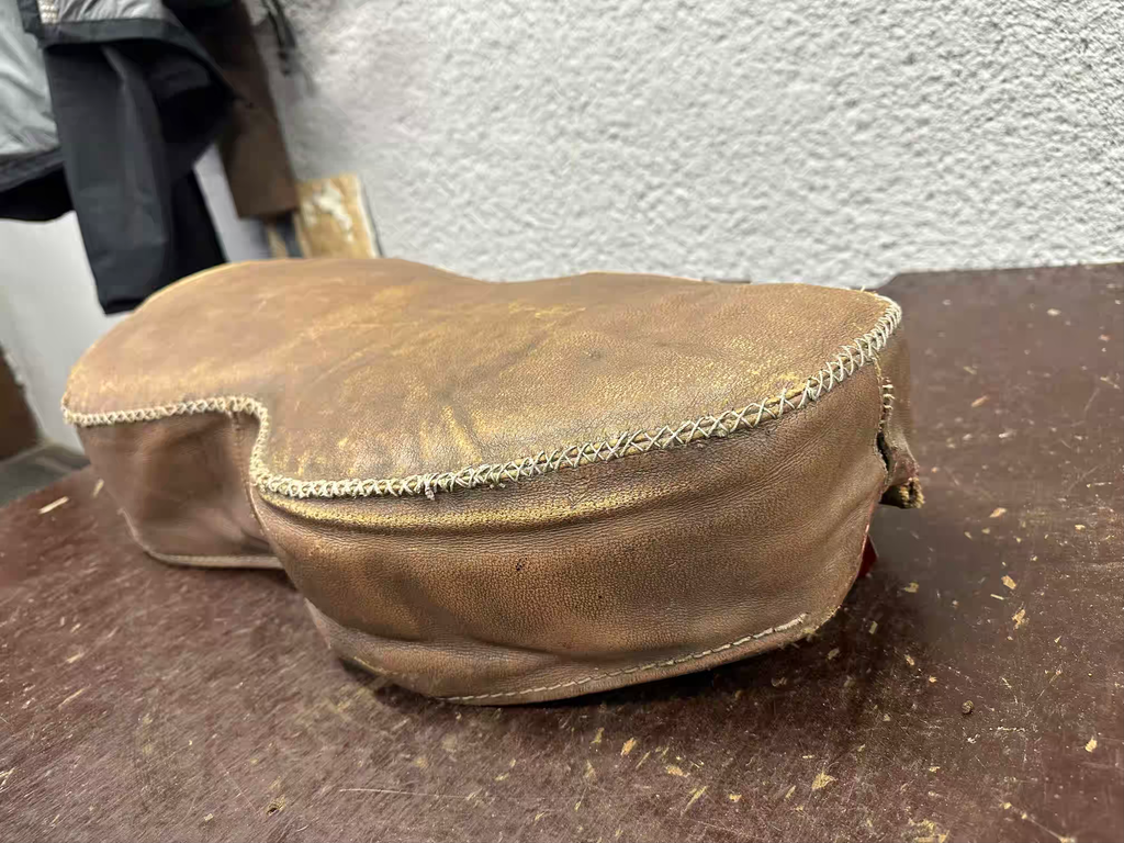 Sedadlo KYV- PATINA ťažká čierna výplň nitované