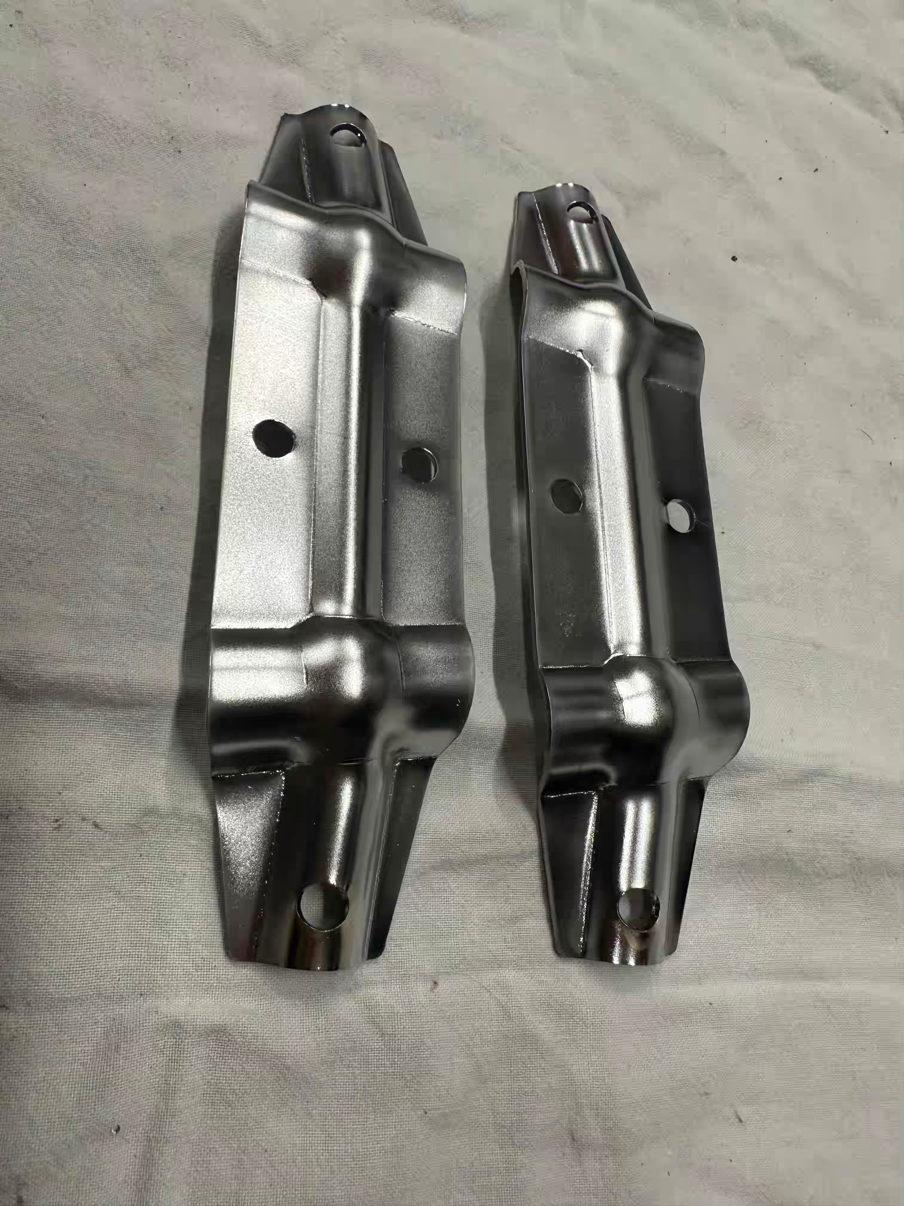 Držiaky padacieho rámu, chróm. pár