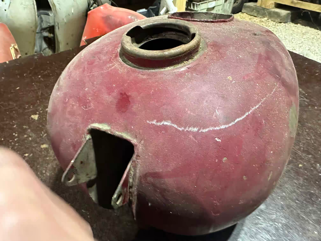 Nádrž 353 354 s otvorom na ampérmeter - čistá