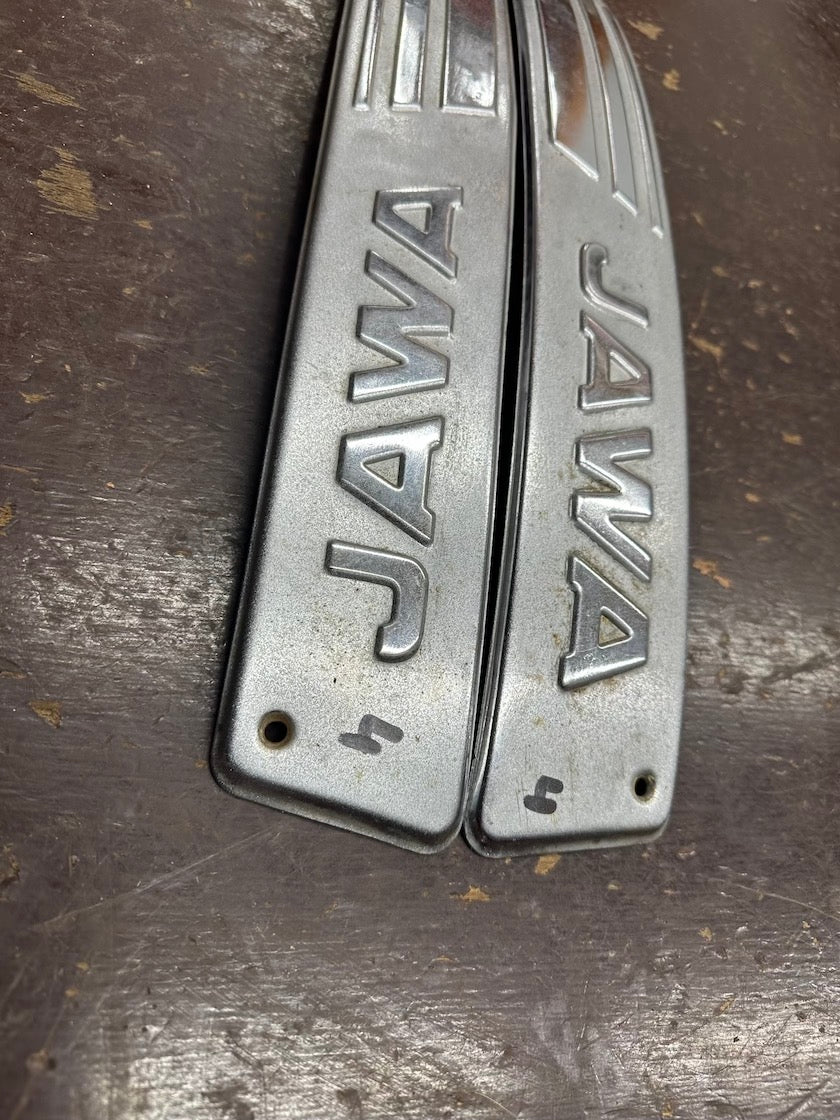 Bočné lišty s nápisom JAWA