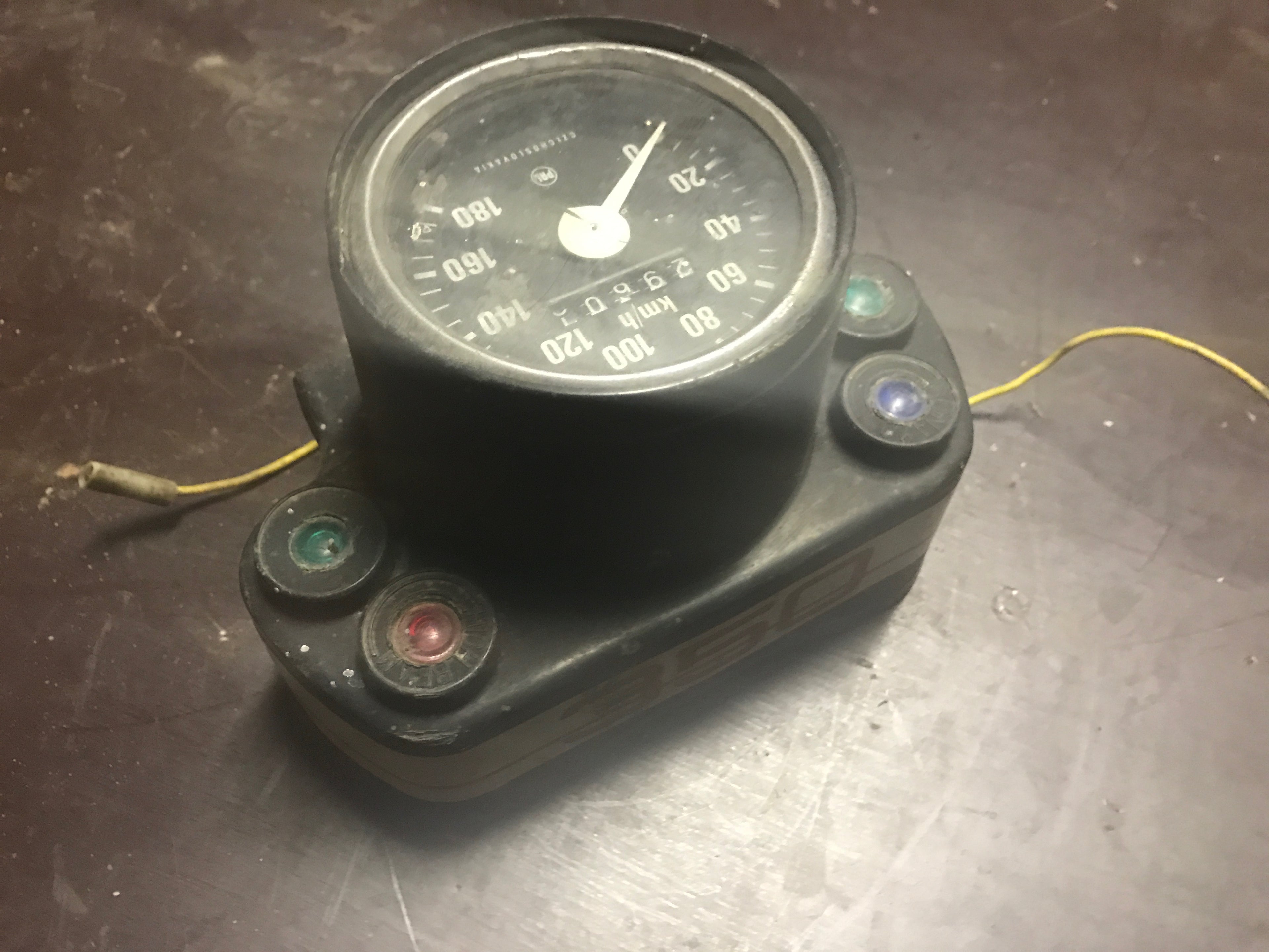 Tachometer s obalom a kontrolkami