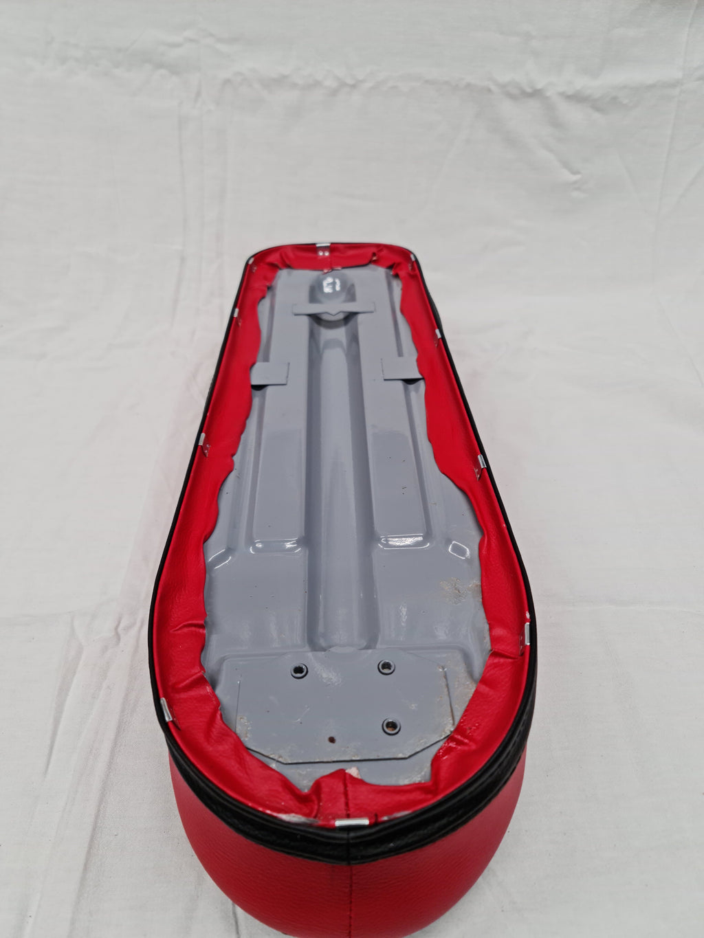 Sedadlo čierno-červené, PIO, replika