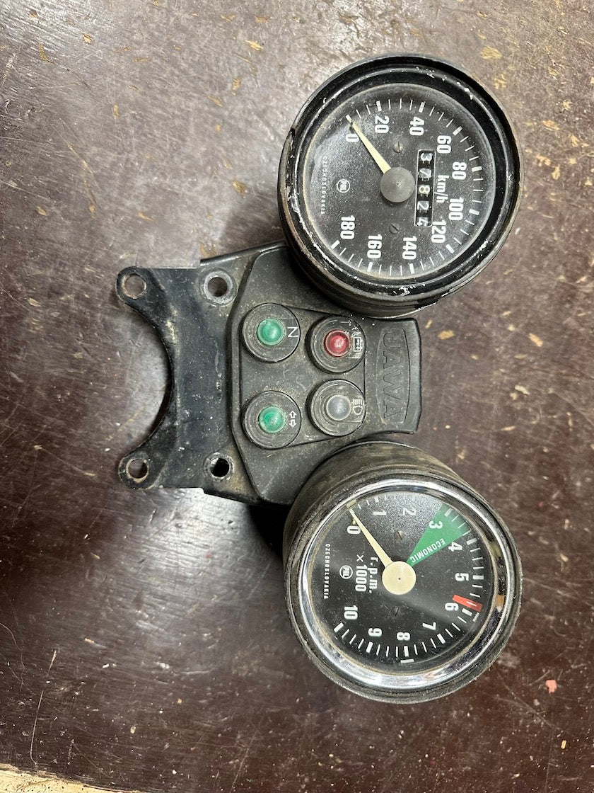 Prístrojovka, tachometer, otáčkomer, funkčné