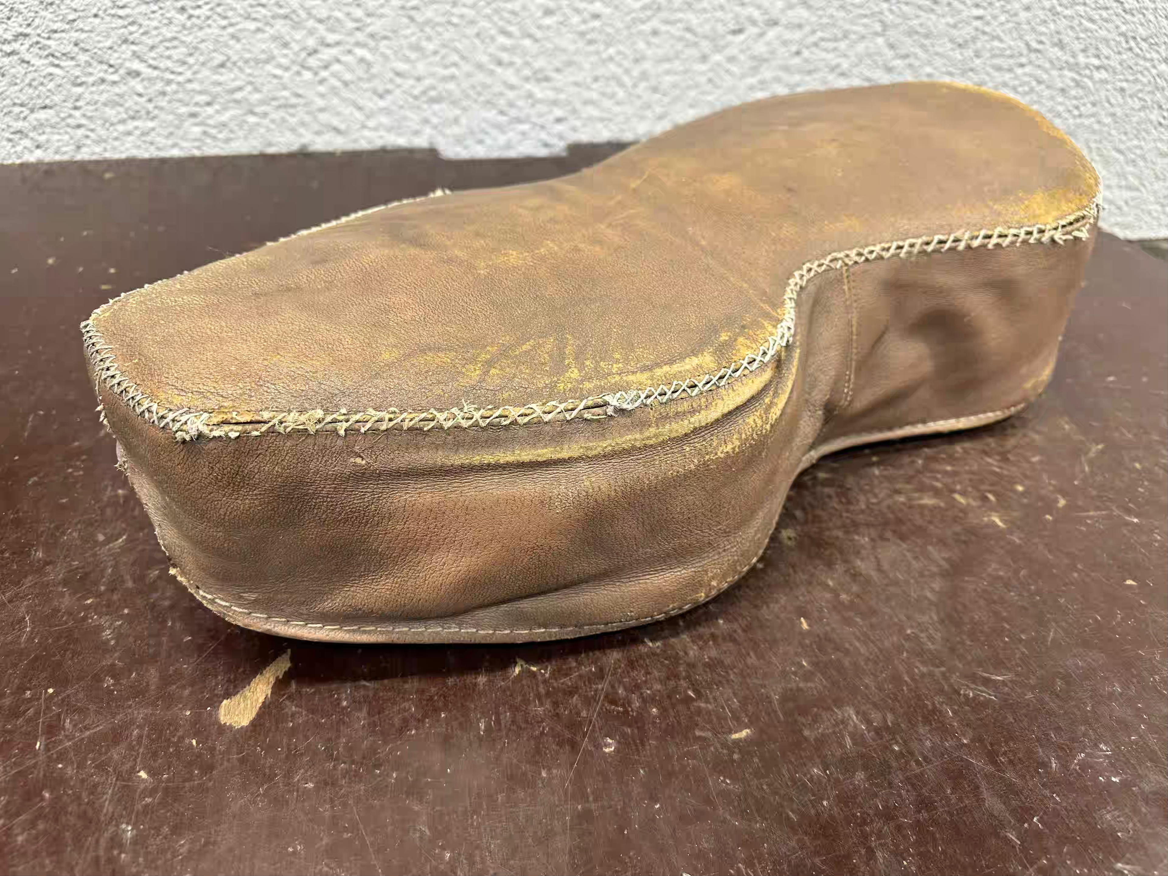 Sedadlo KYV- PATINA ťažká čierna výplň nitované