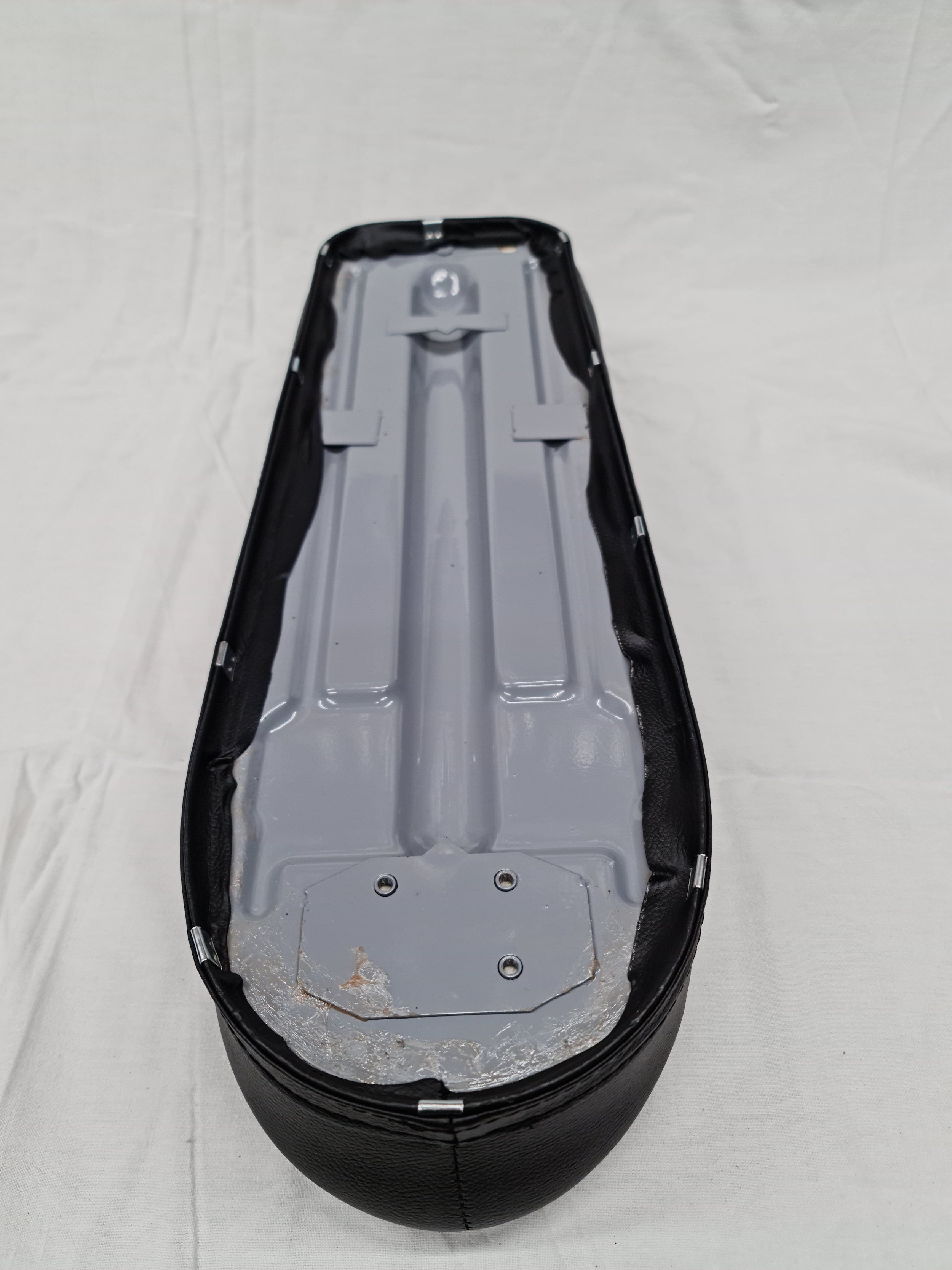 Sedadlo čierne, PIO, replika