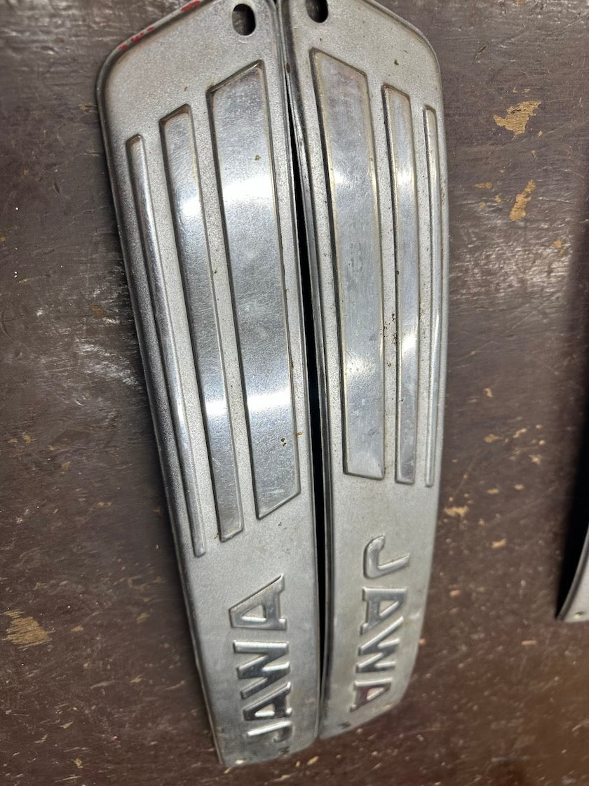 Bočné lišty s nápisom JAWA