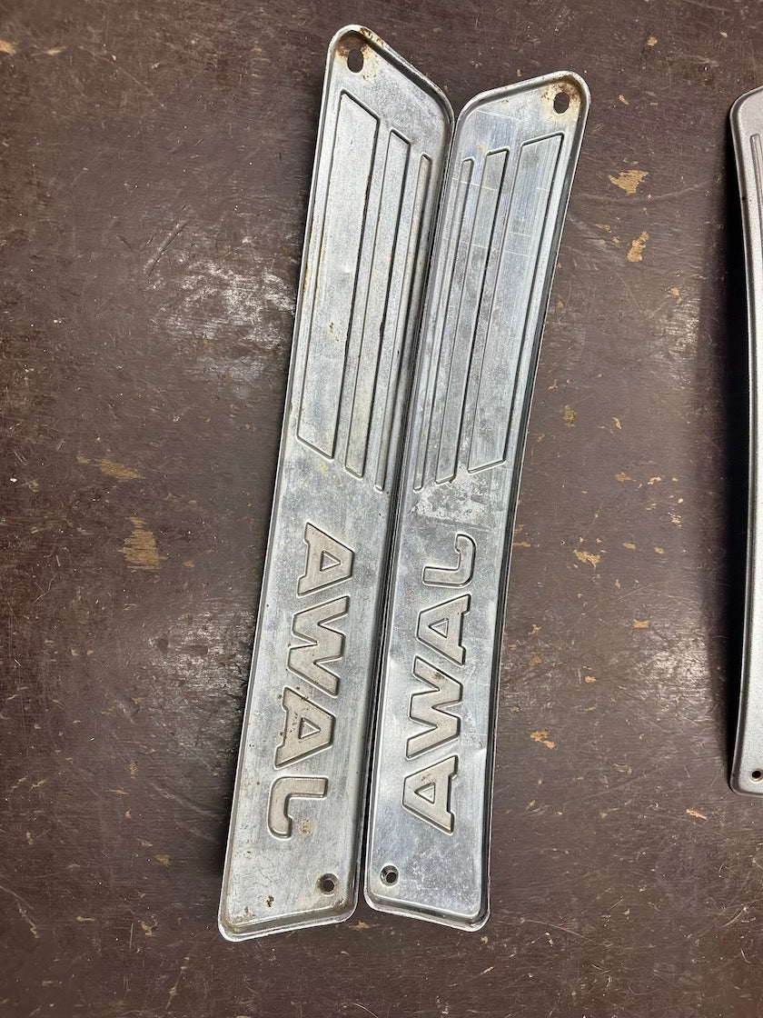 Bočné lišty s nápisom JAWA