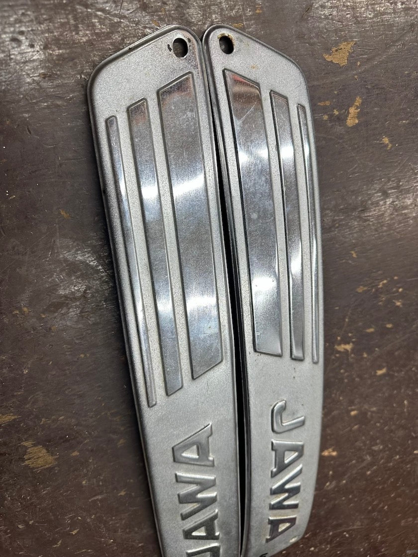 Bočné lišty s nápisom JAWA