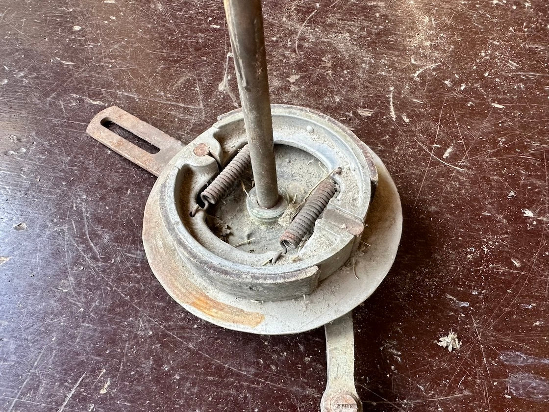 Zadný brzdový štít pakne kluč, robený