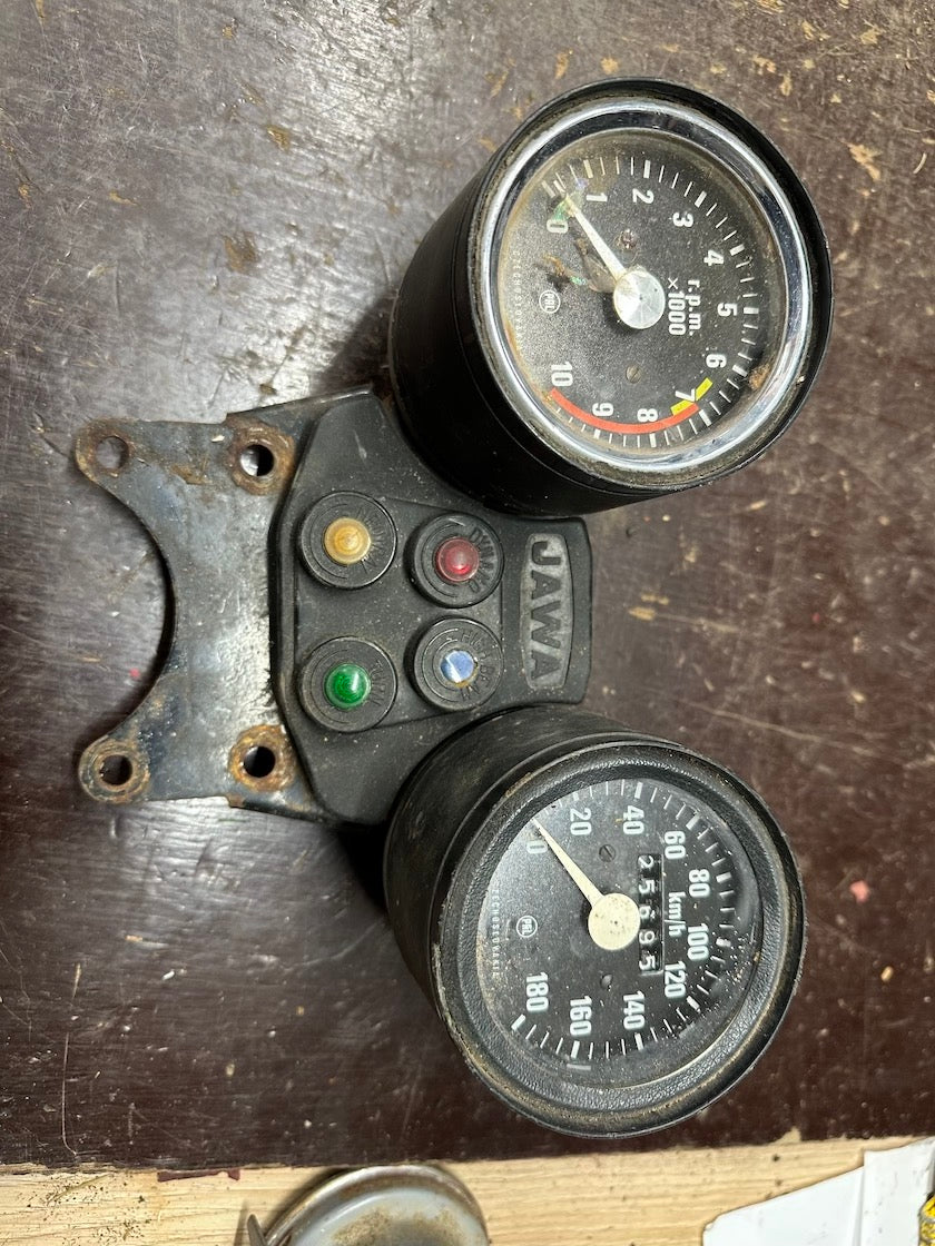 Prístrojovka, tachometer, otáčkomer