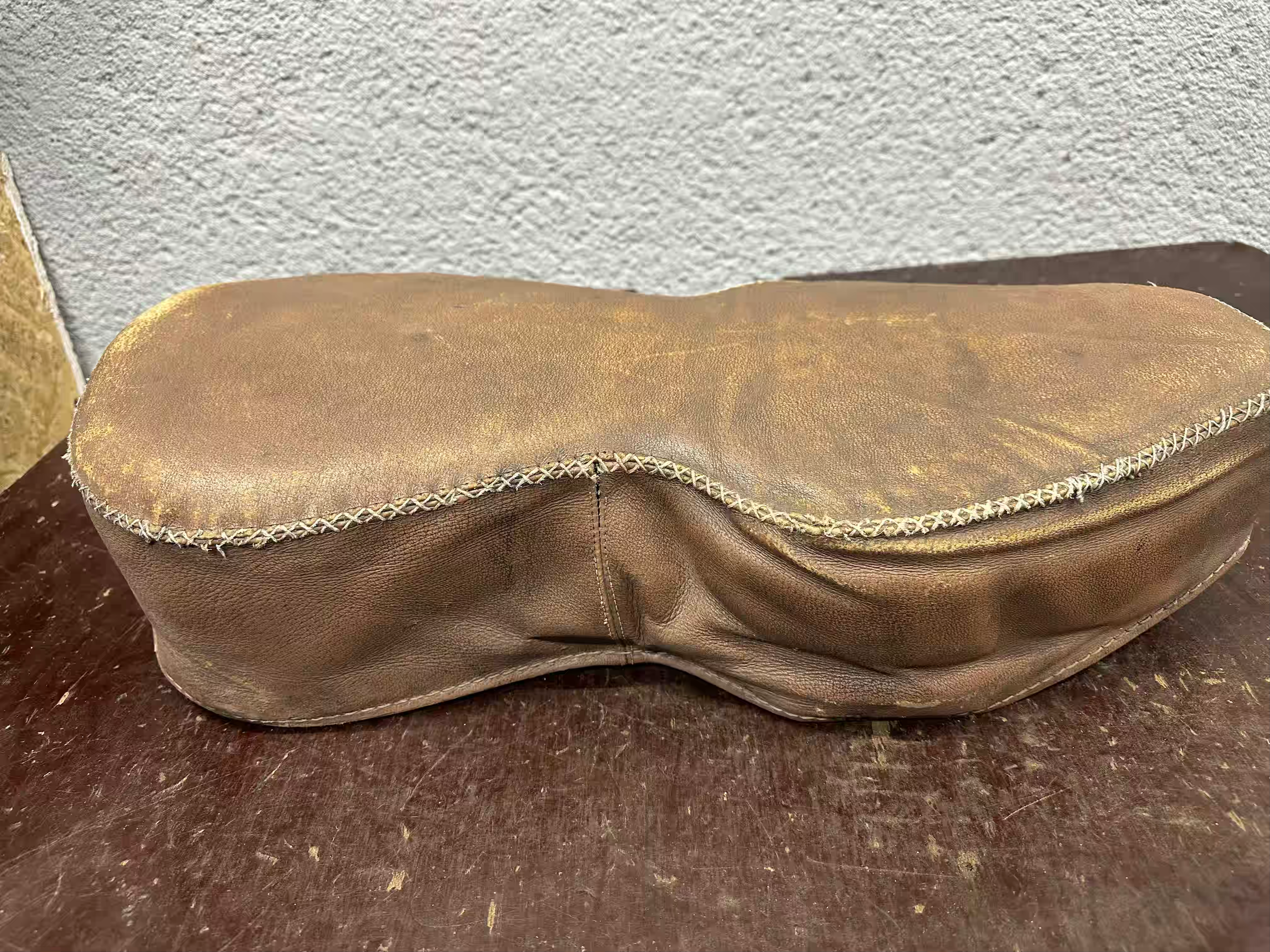 Sedadlo KYV- PATINA ťažká čierna výplň nitované