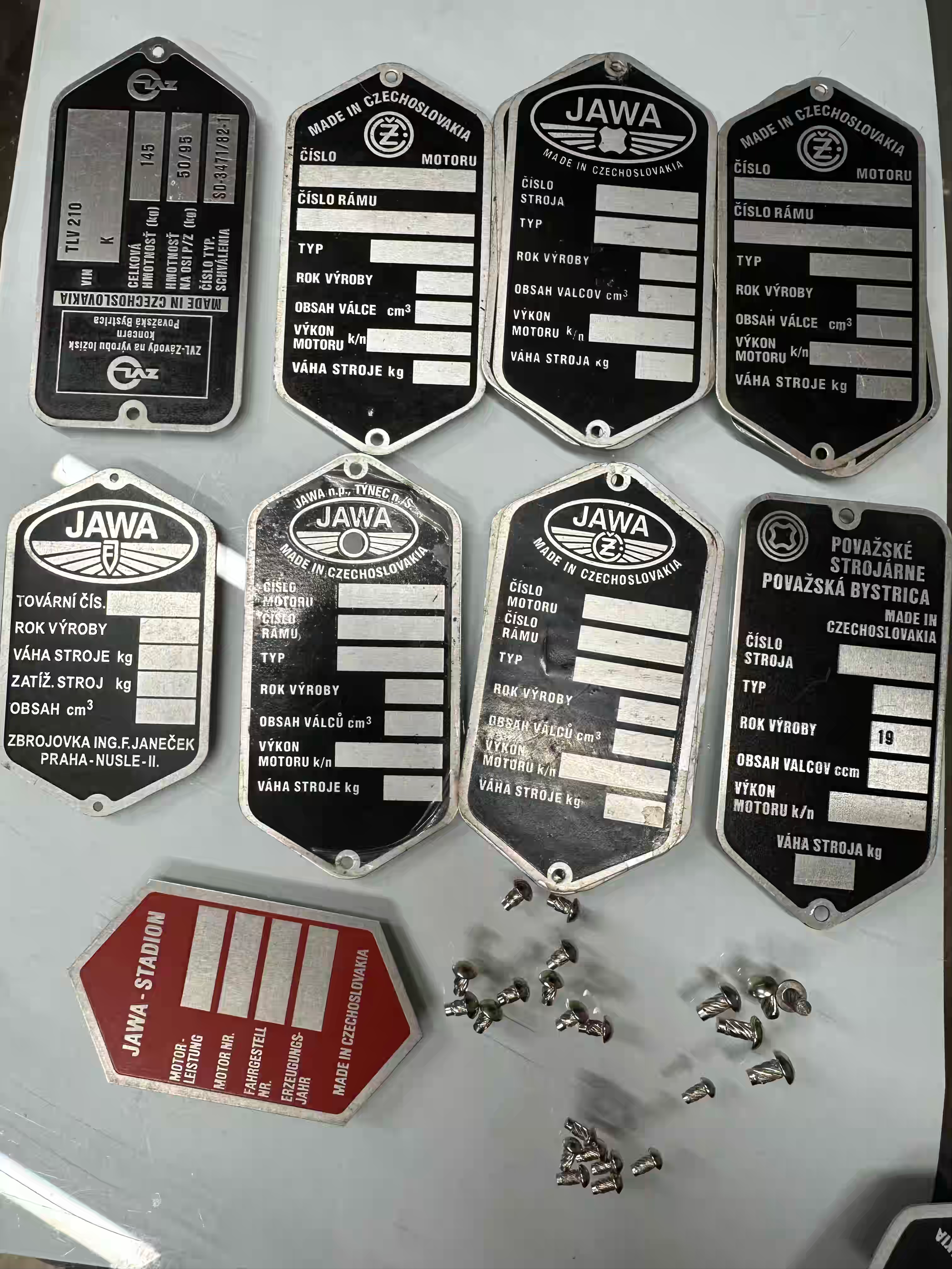 Štítok + nity, leptaný- rôzne typy