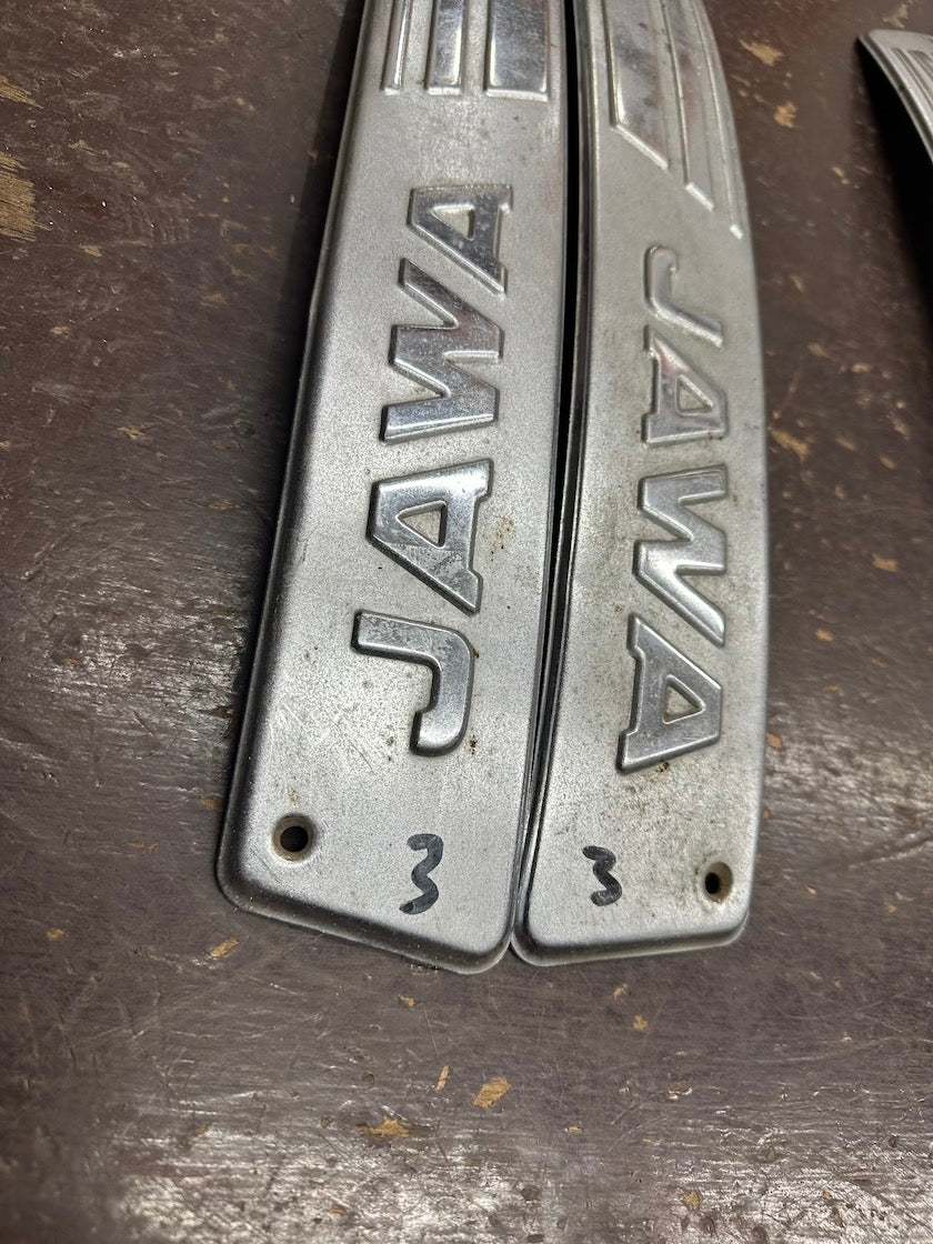 Bočné lišty s nápisom JAWA