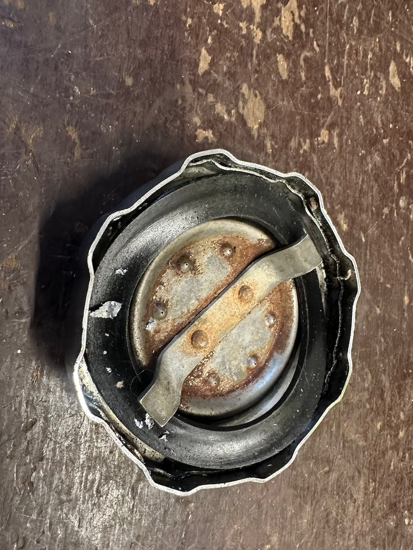 Víčko nádrže patina