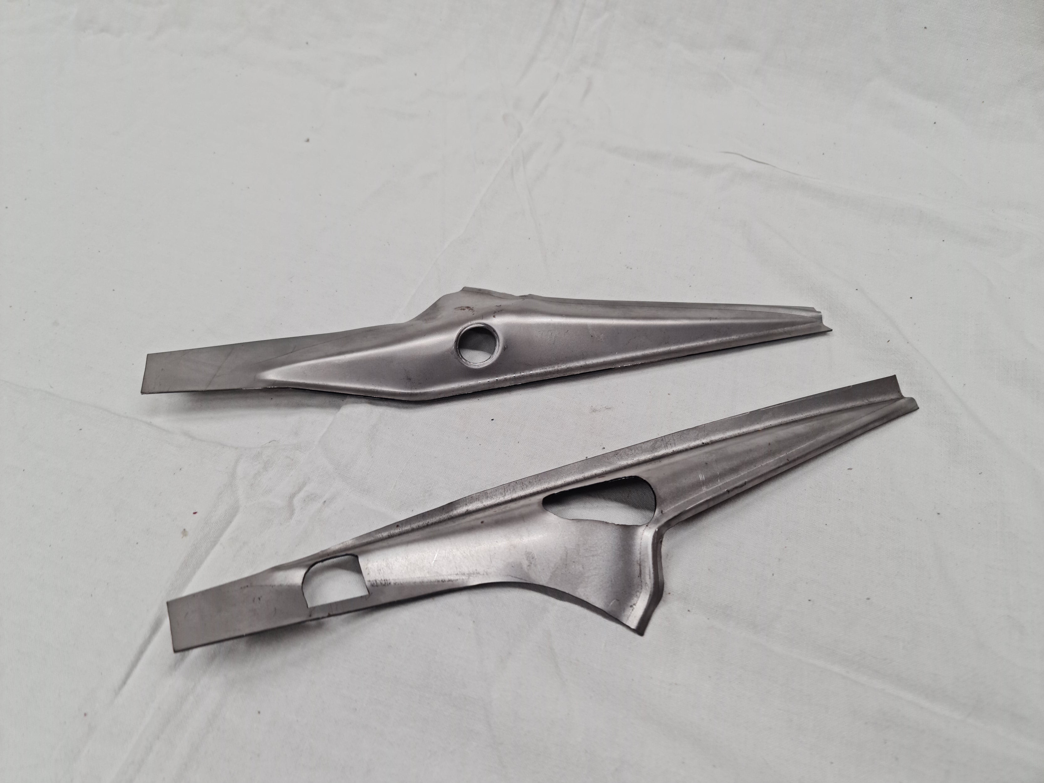 Bočné plechy k navareniu na podsedlový nosník, replika /pár