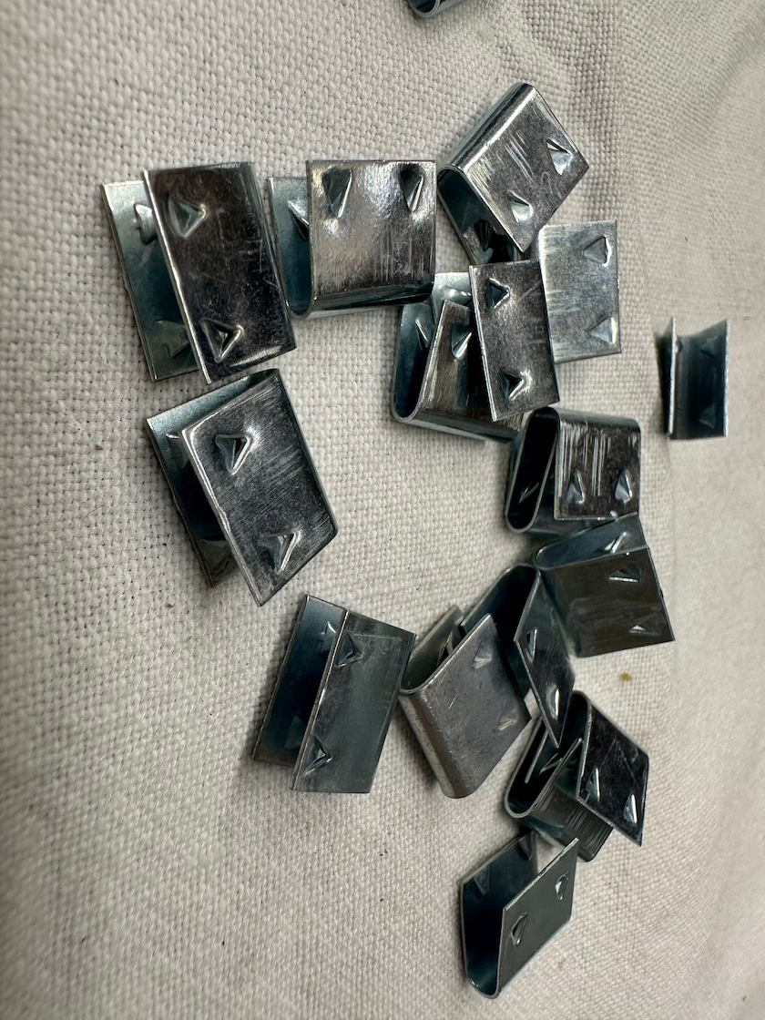 Sponka na poťah sedadla, kus