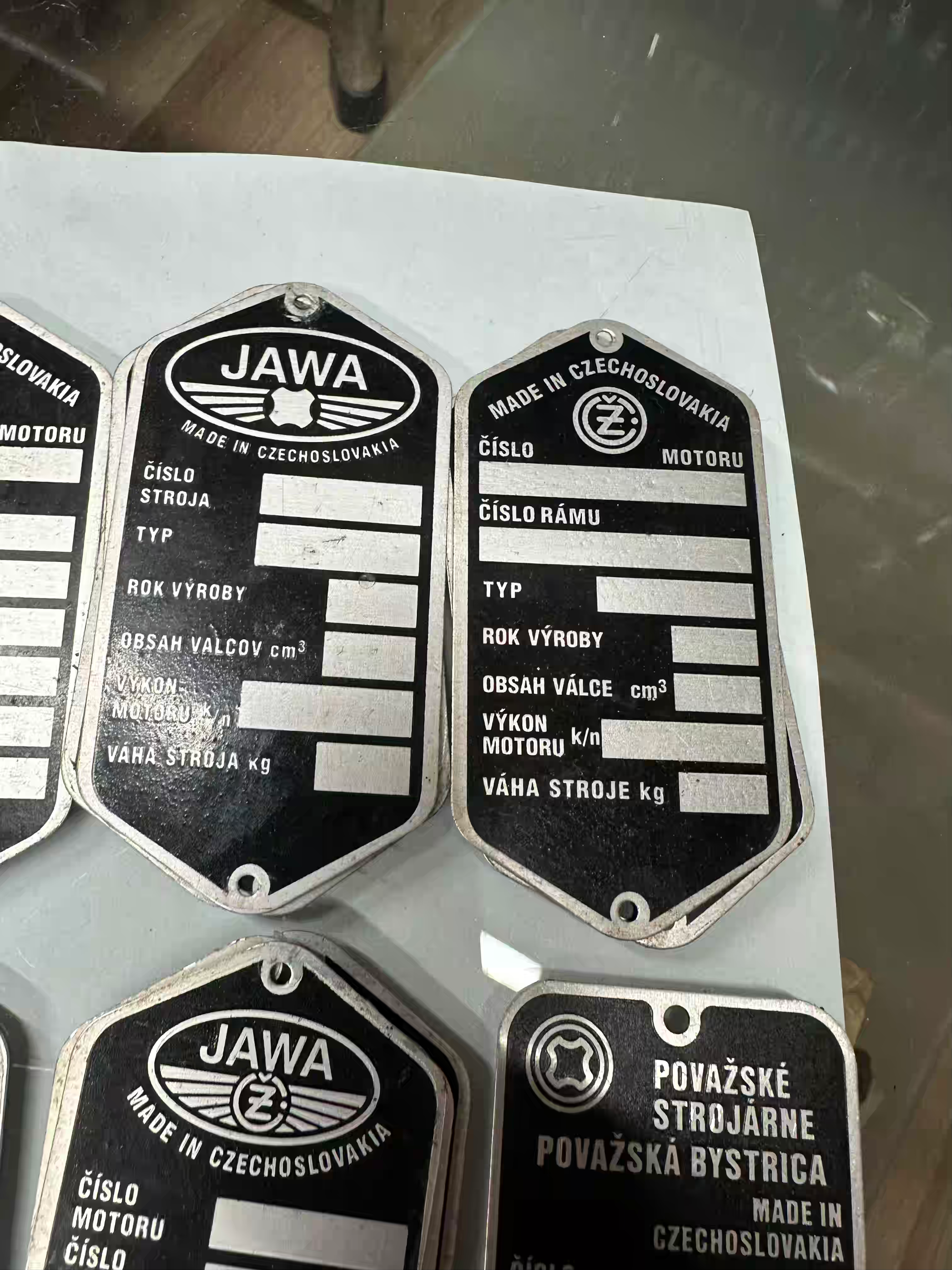 Štítok + nity, leptaný- rôzne typy