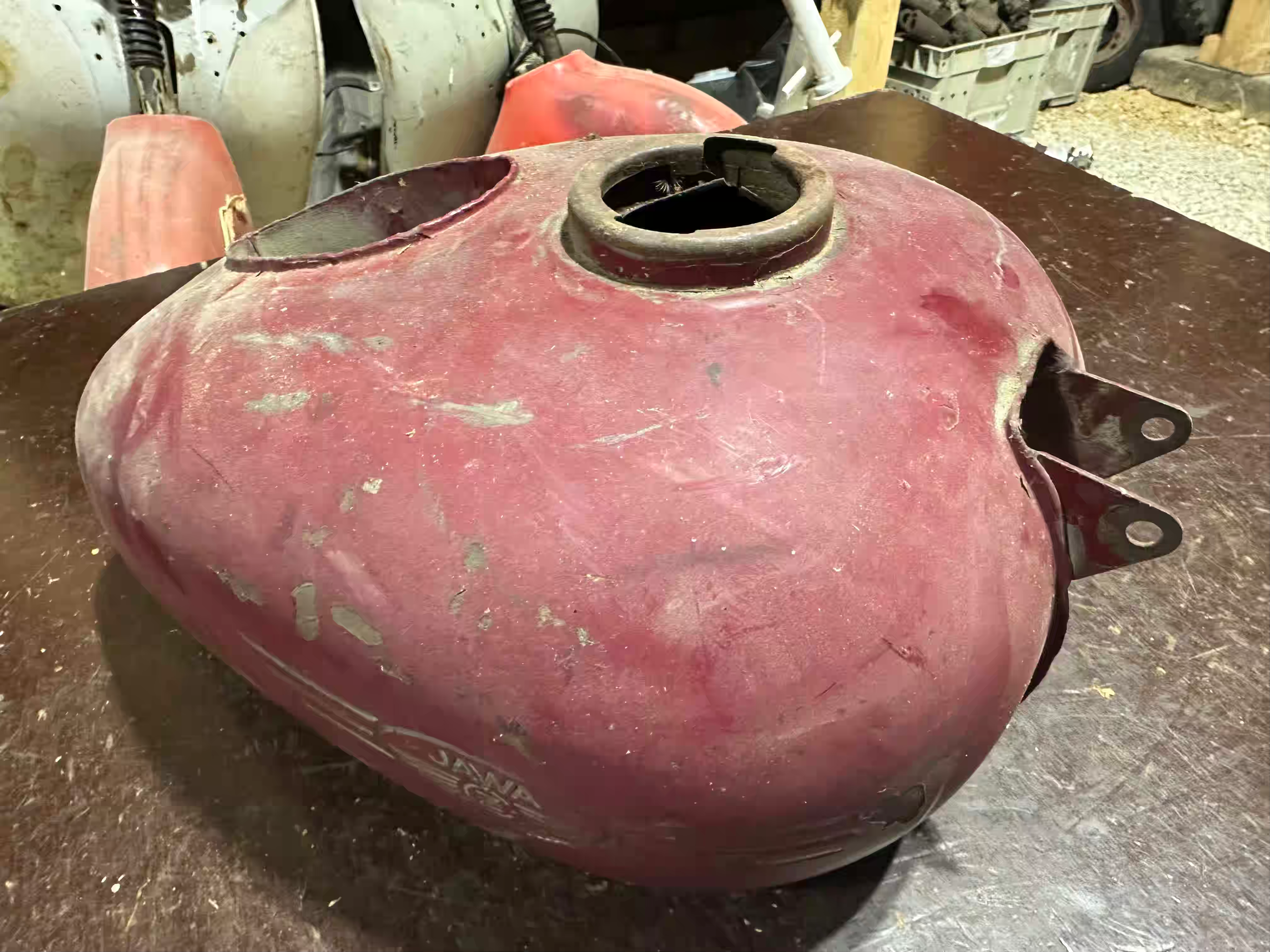 Nádrž 353 354 s otvorom na ampérmeter - čistá