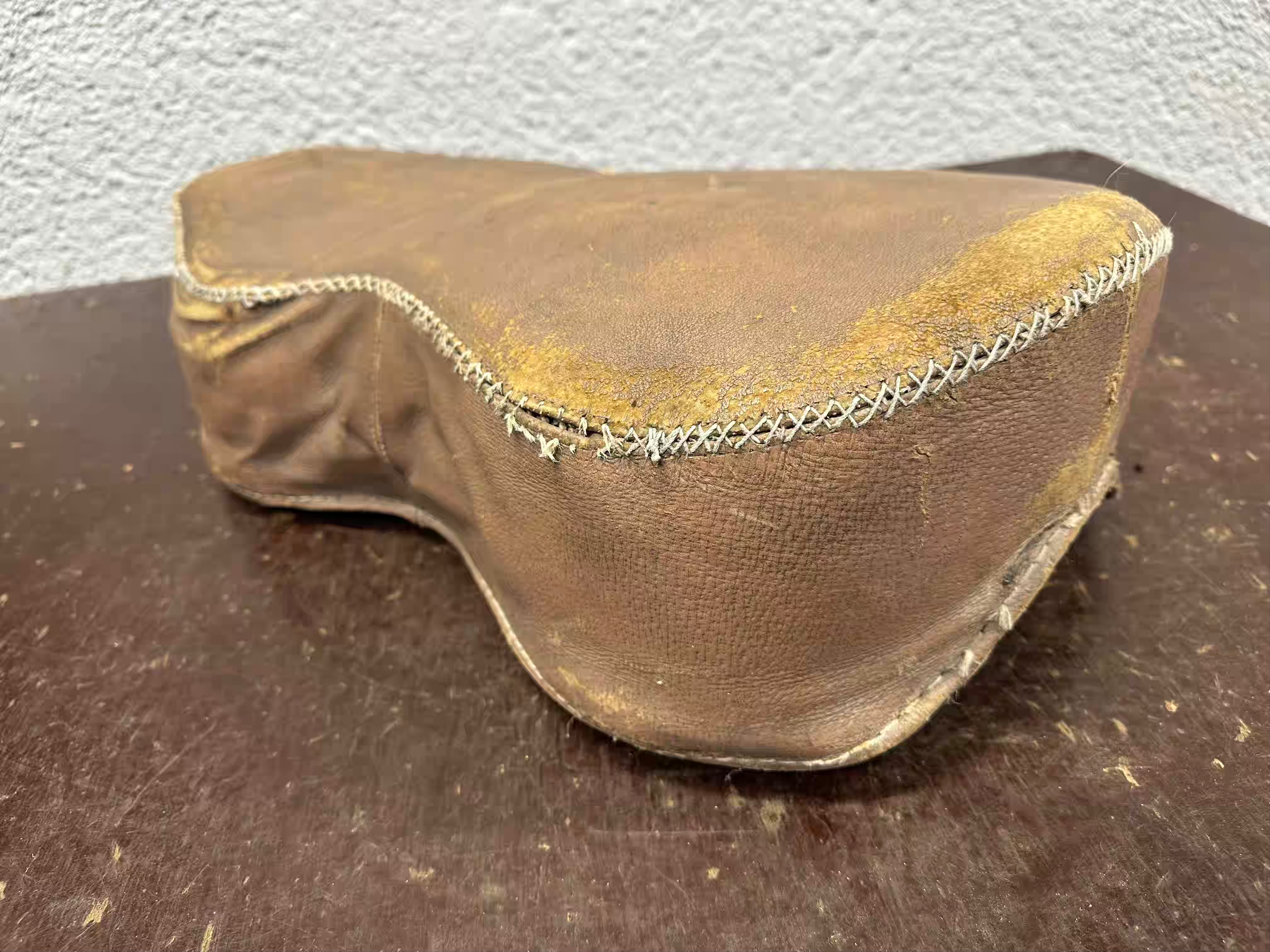 Sedadlo KYV- PATINA ťažká čierna výplň nitované