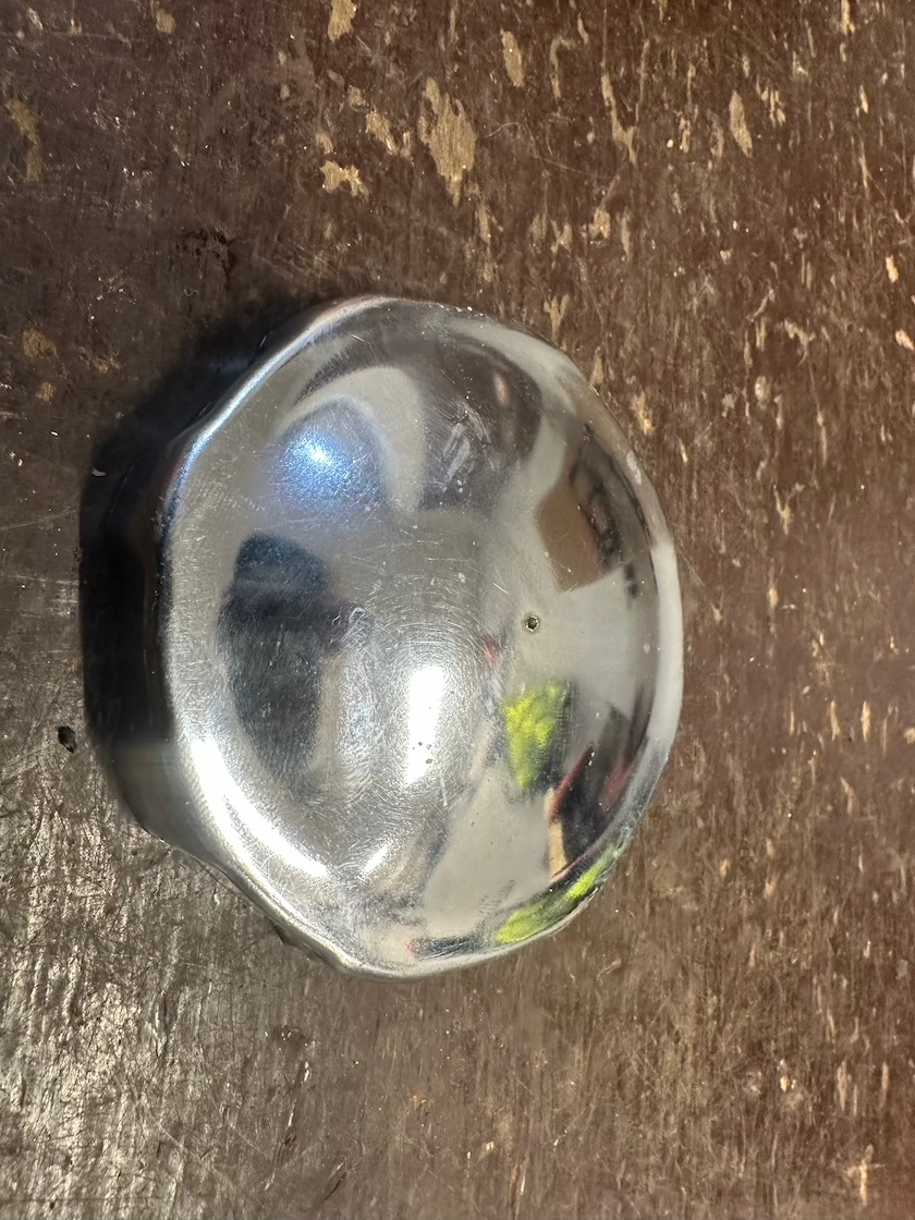 Víčko nádrže patina