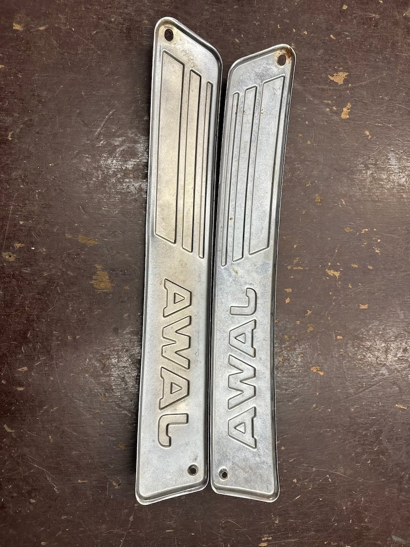 Bočné lišty s nápisom JAWA