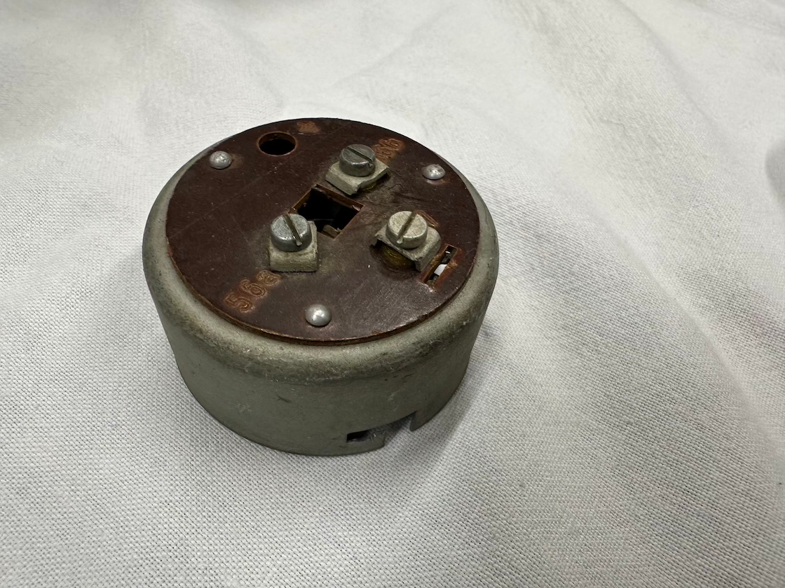 Vonkajšia objímka žiarovky, KYV