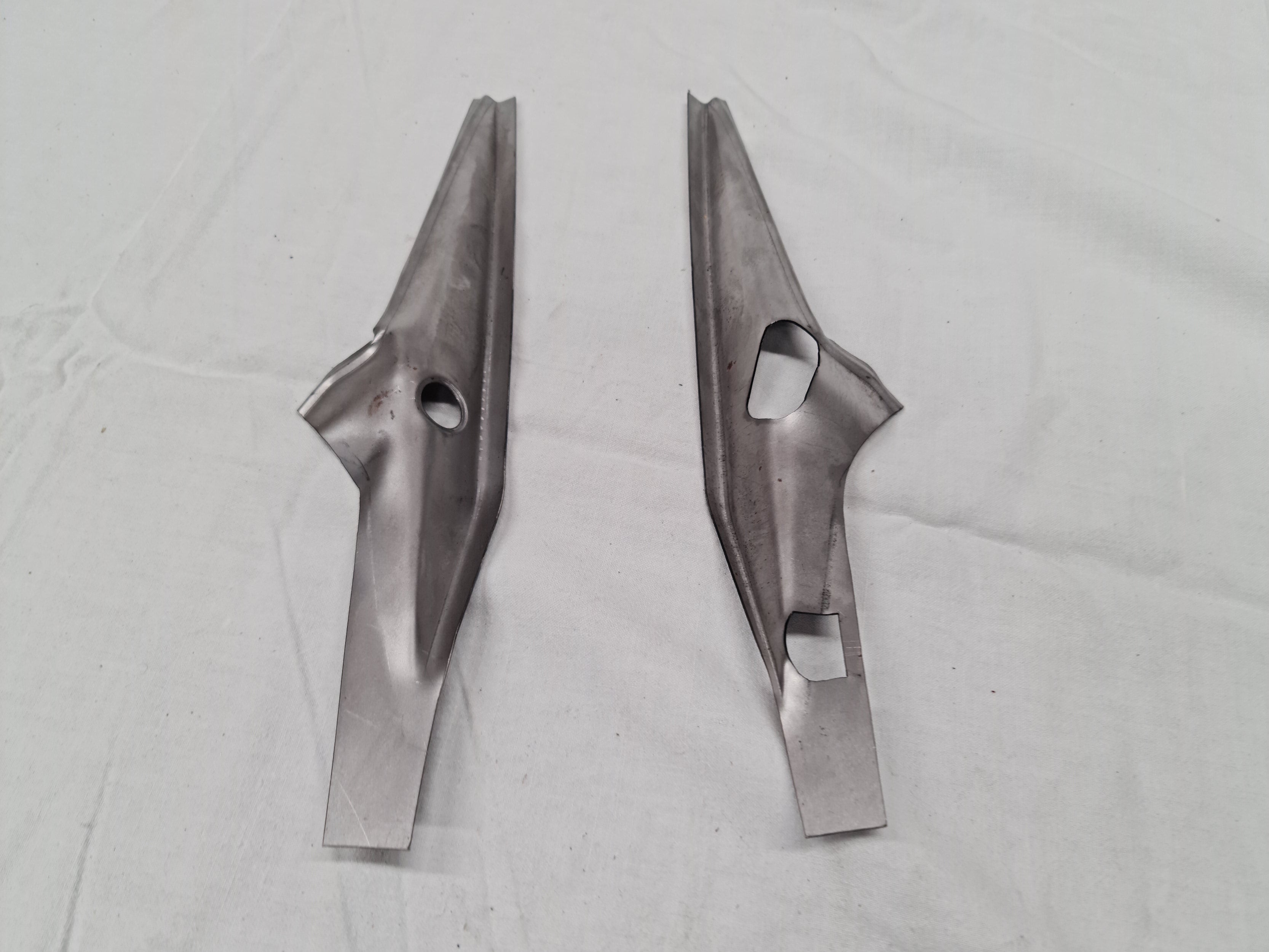 Bočné plechy k navareniu na podsedlový nosník, replika /pár