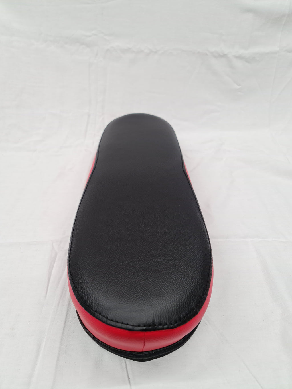 Sedadlo čierno-červené, PIO, replika