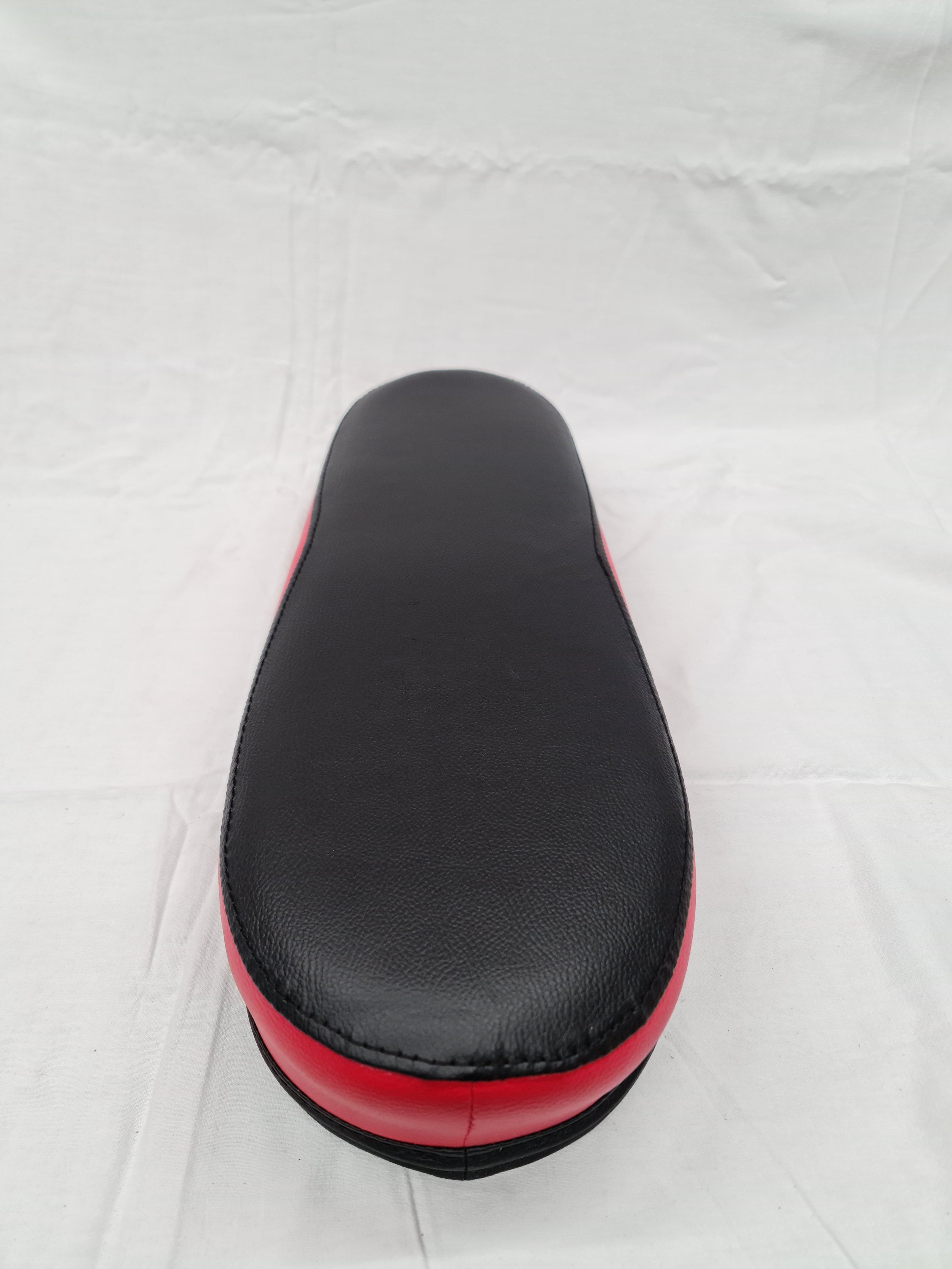 Sedadlo čierno-červené, PIO, replika