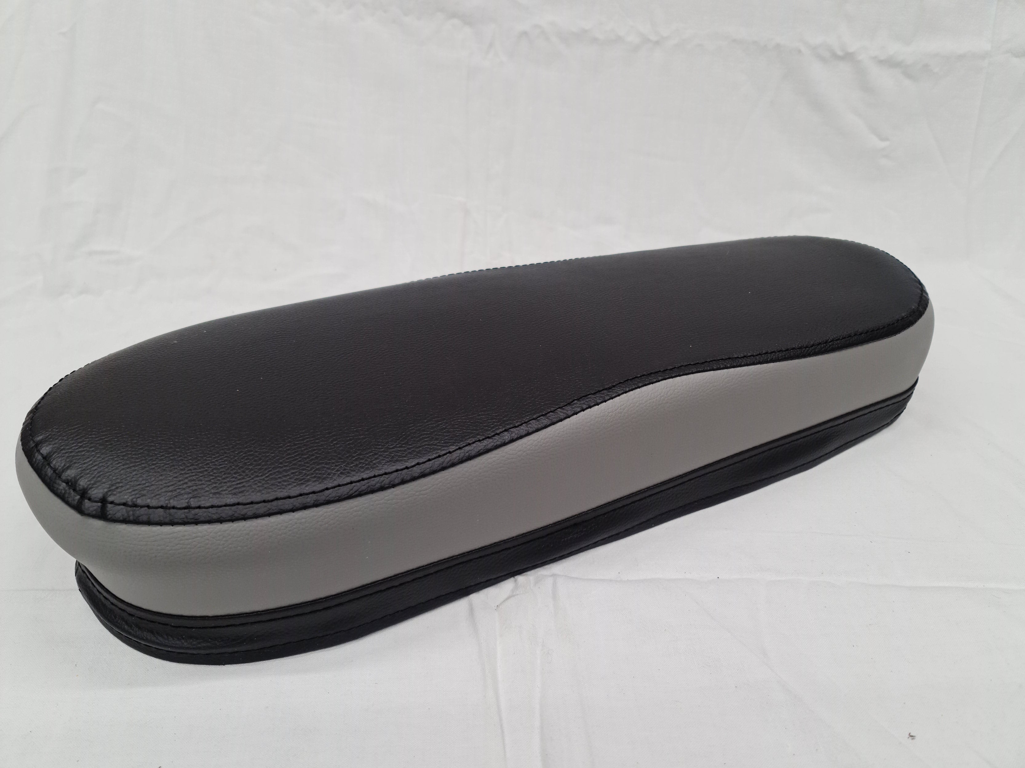 Sedadlo čierno-šedé , PIO, replika