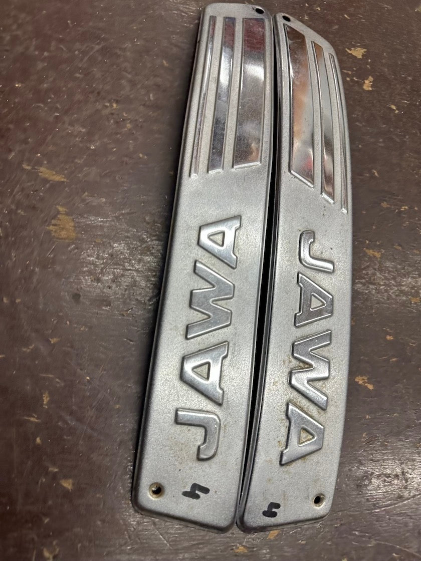 Bočné lišty s nápisom JAWA