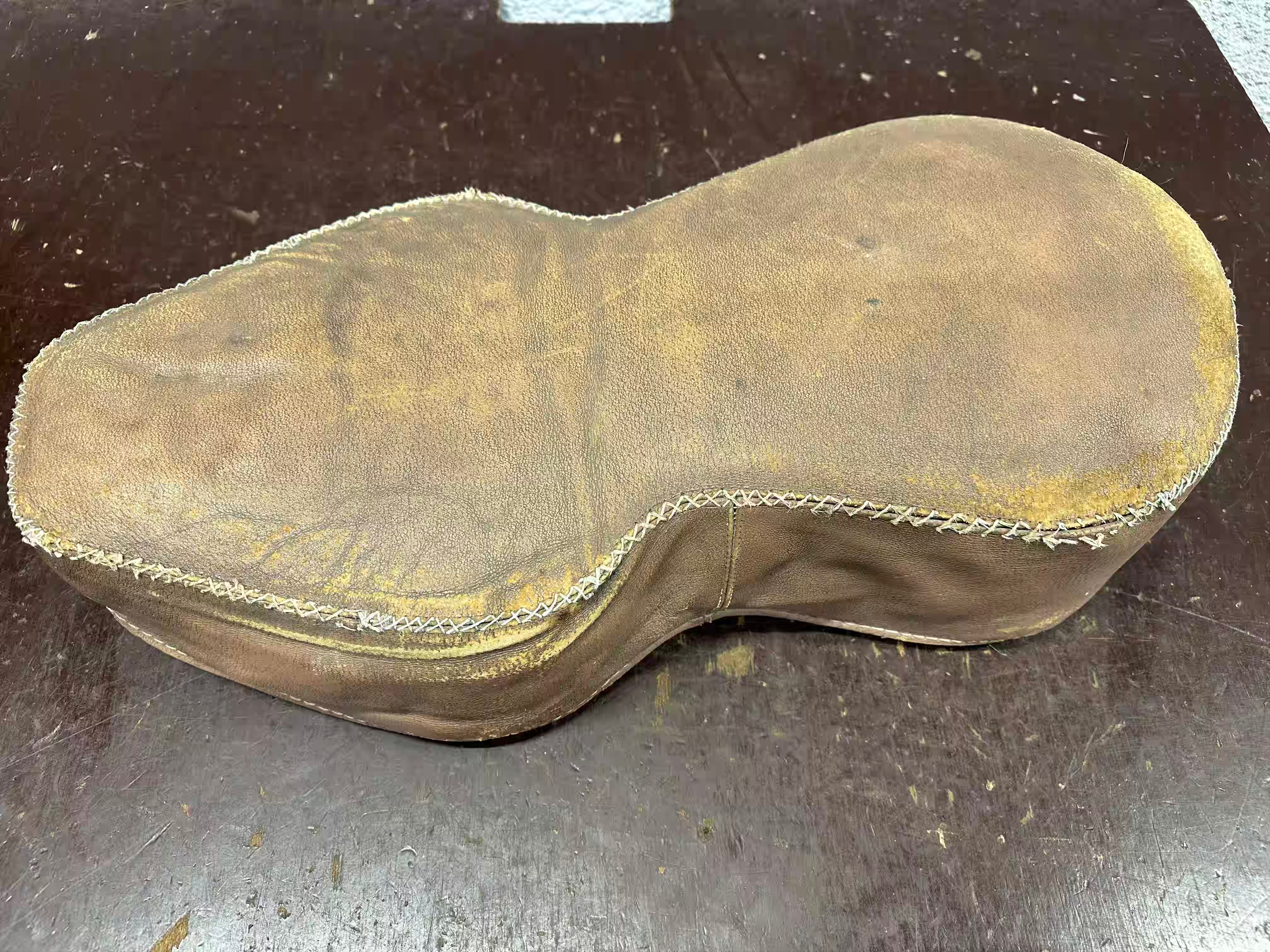 Sedadlo KYV- PATINA ťažká čierna výplň nitované