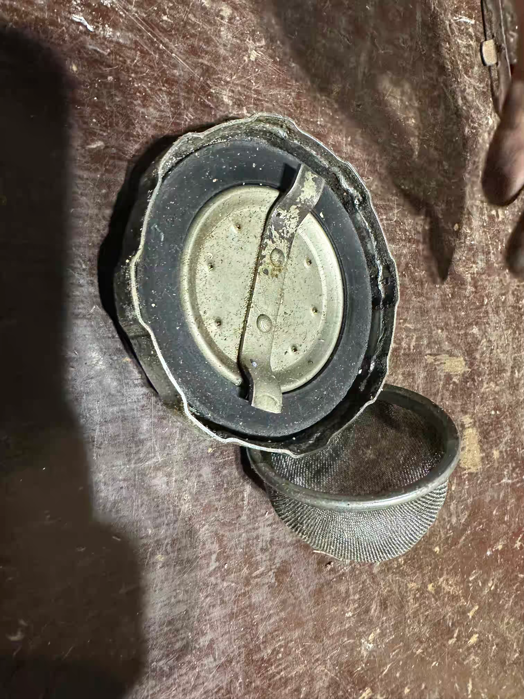 Víčko nádrže + sitko