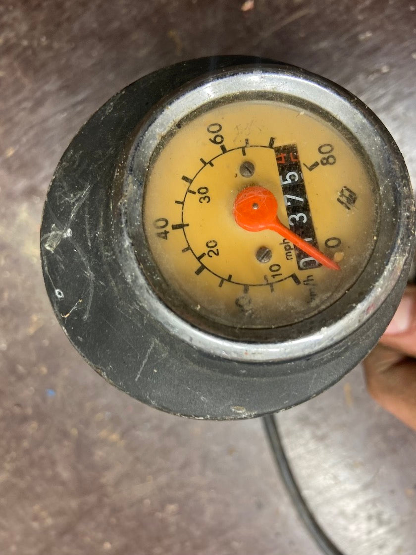 Tachometer s obalom držiakom a lankom