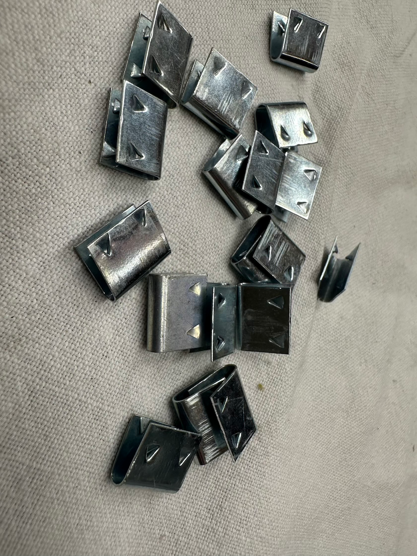 Sponka na poťah sedadla, kus