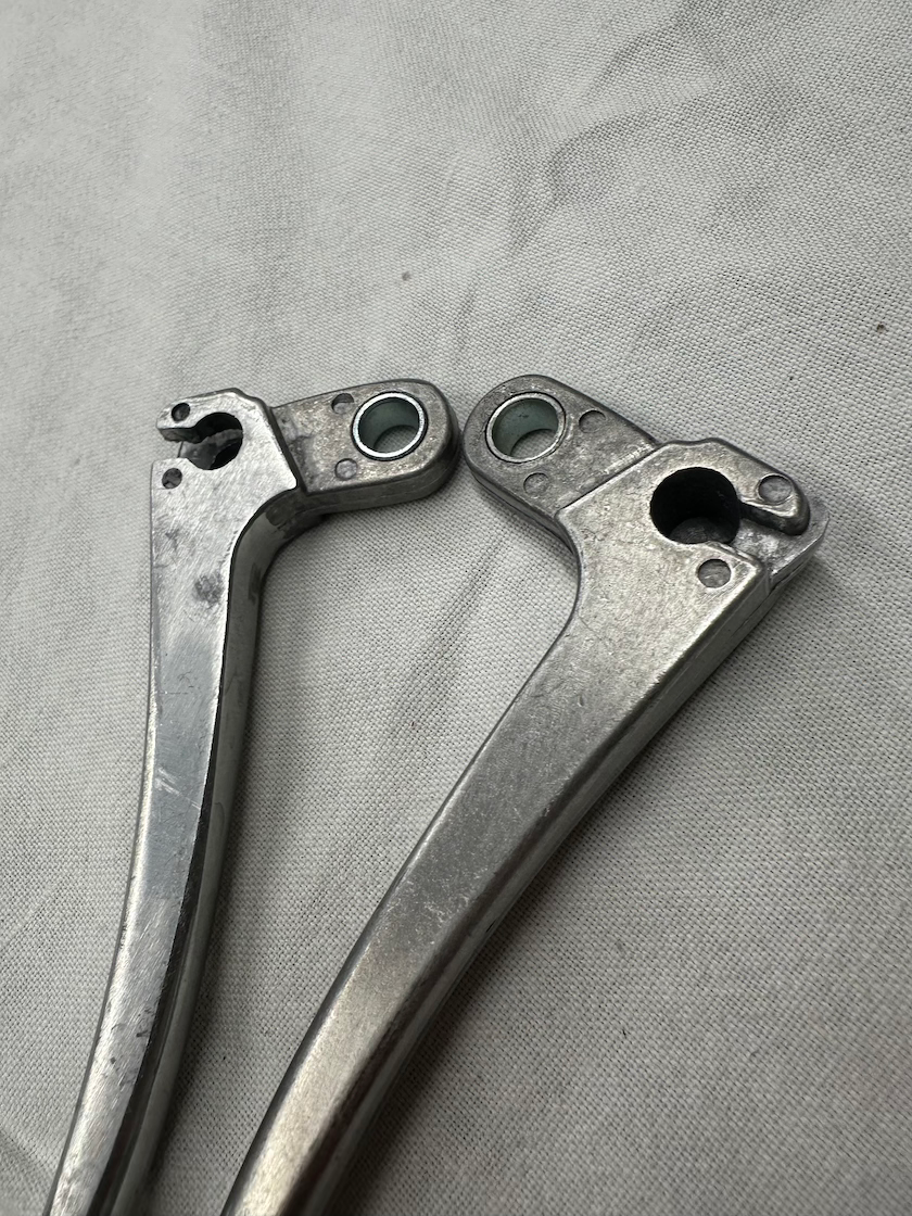 Páčky s guličkou, pár