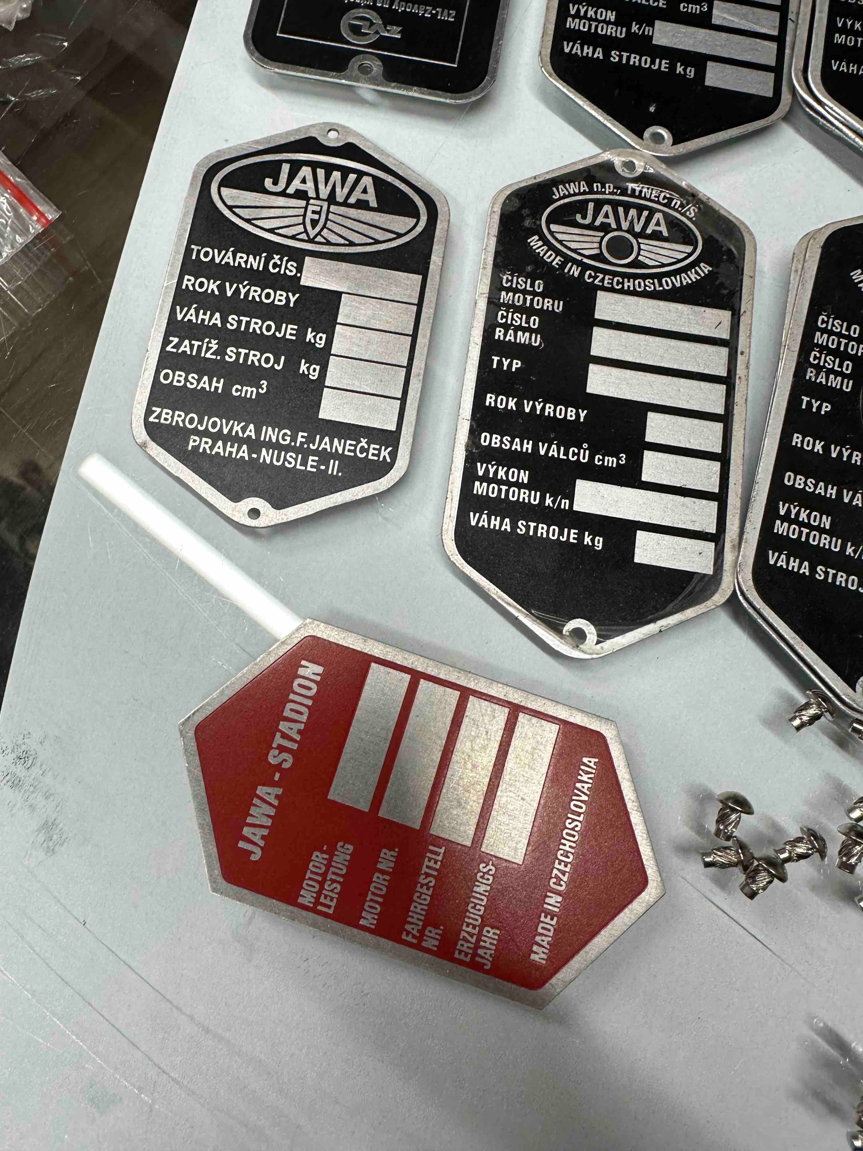 Štítok + nity, leptaný- rôzne typy