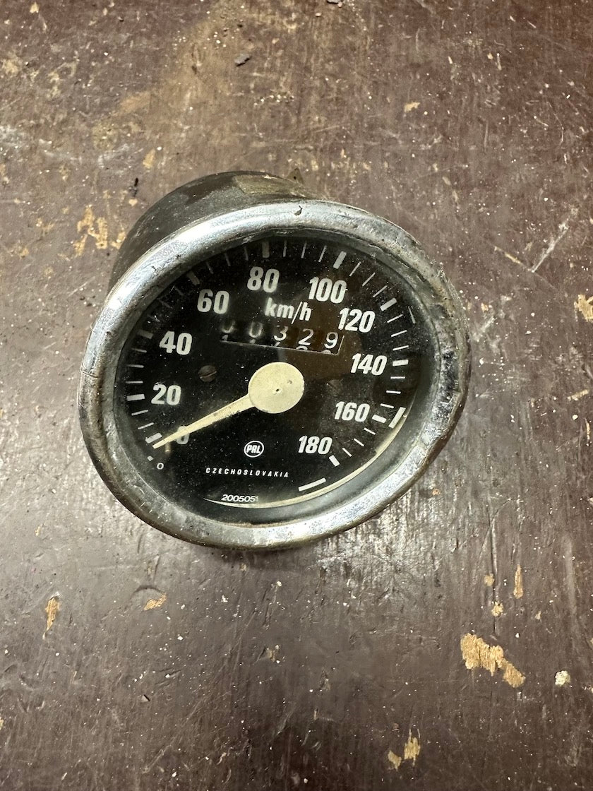 Tachometer, ukazuje rýchlosť nepočita km.