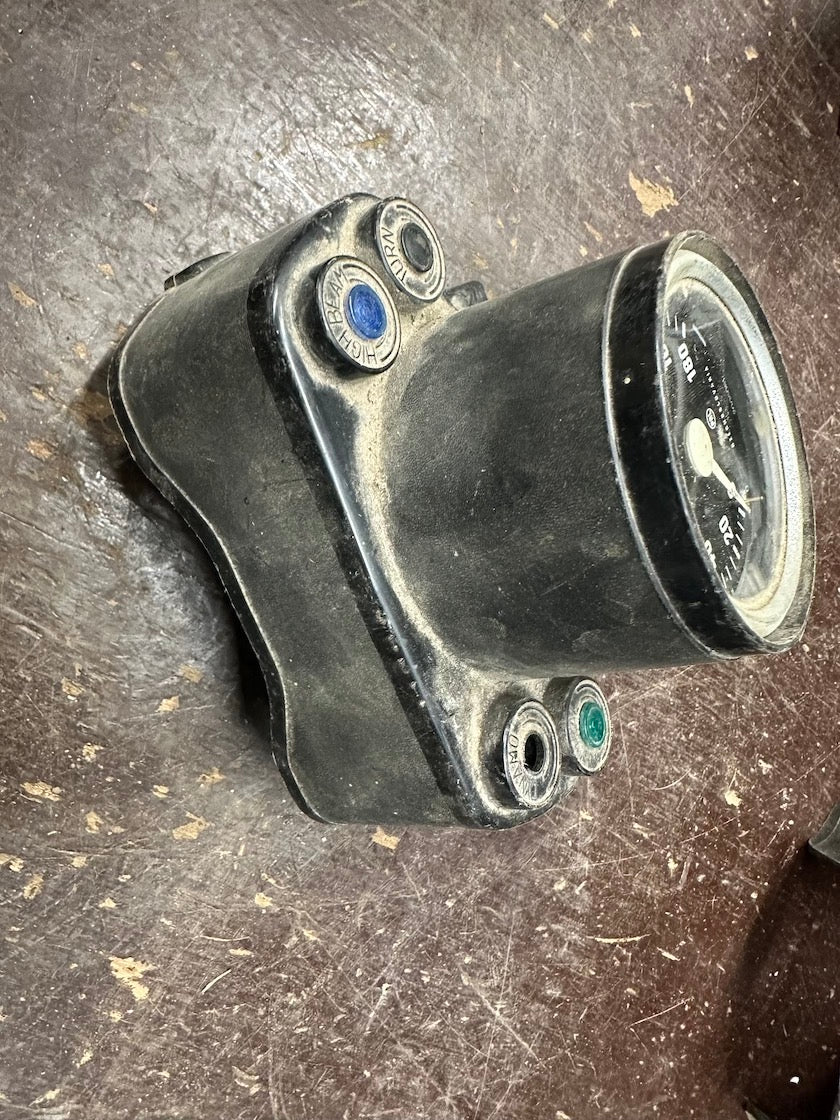 Prístrojovka, tachometer