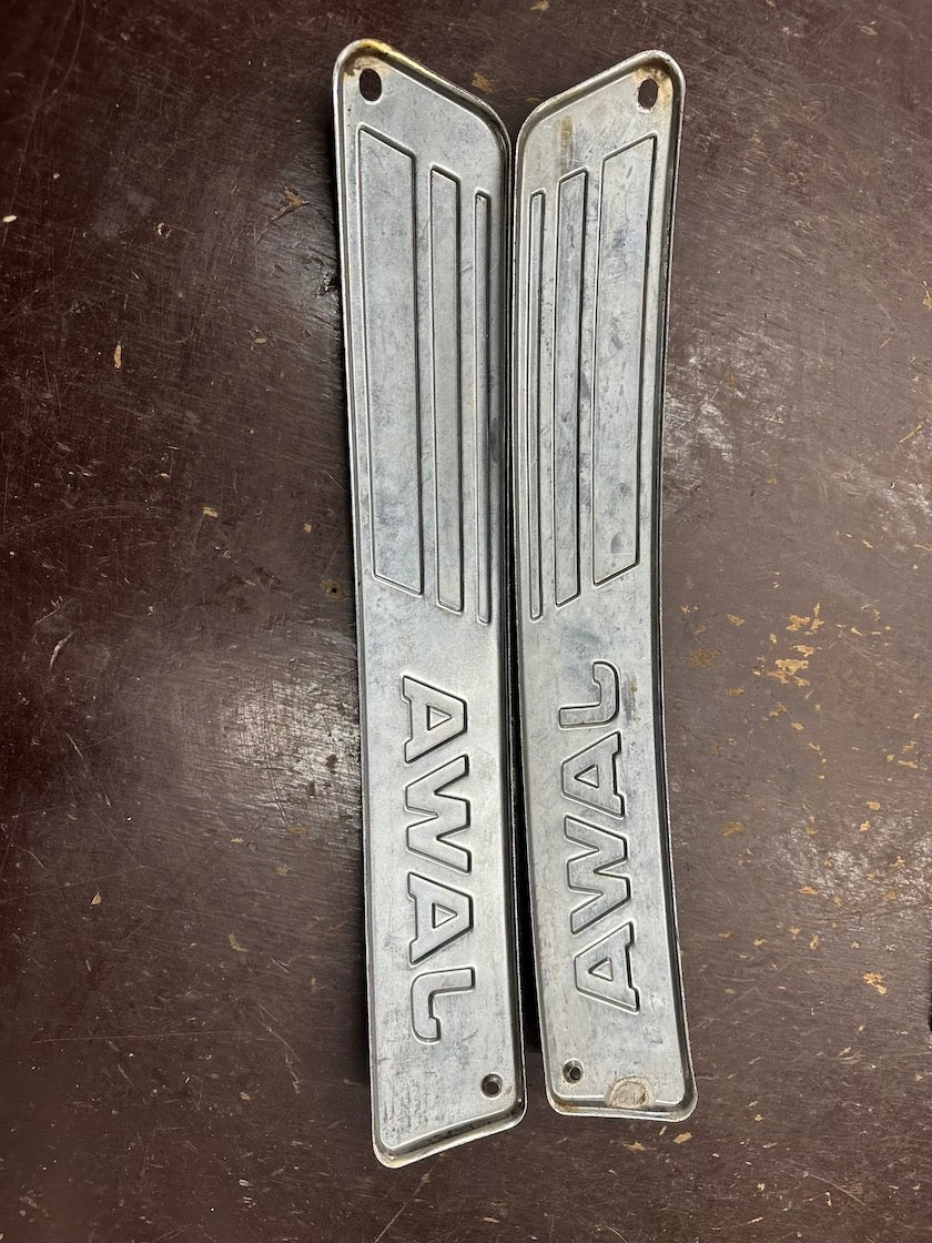 Bočné lišty s nápisom JAWA