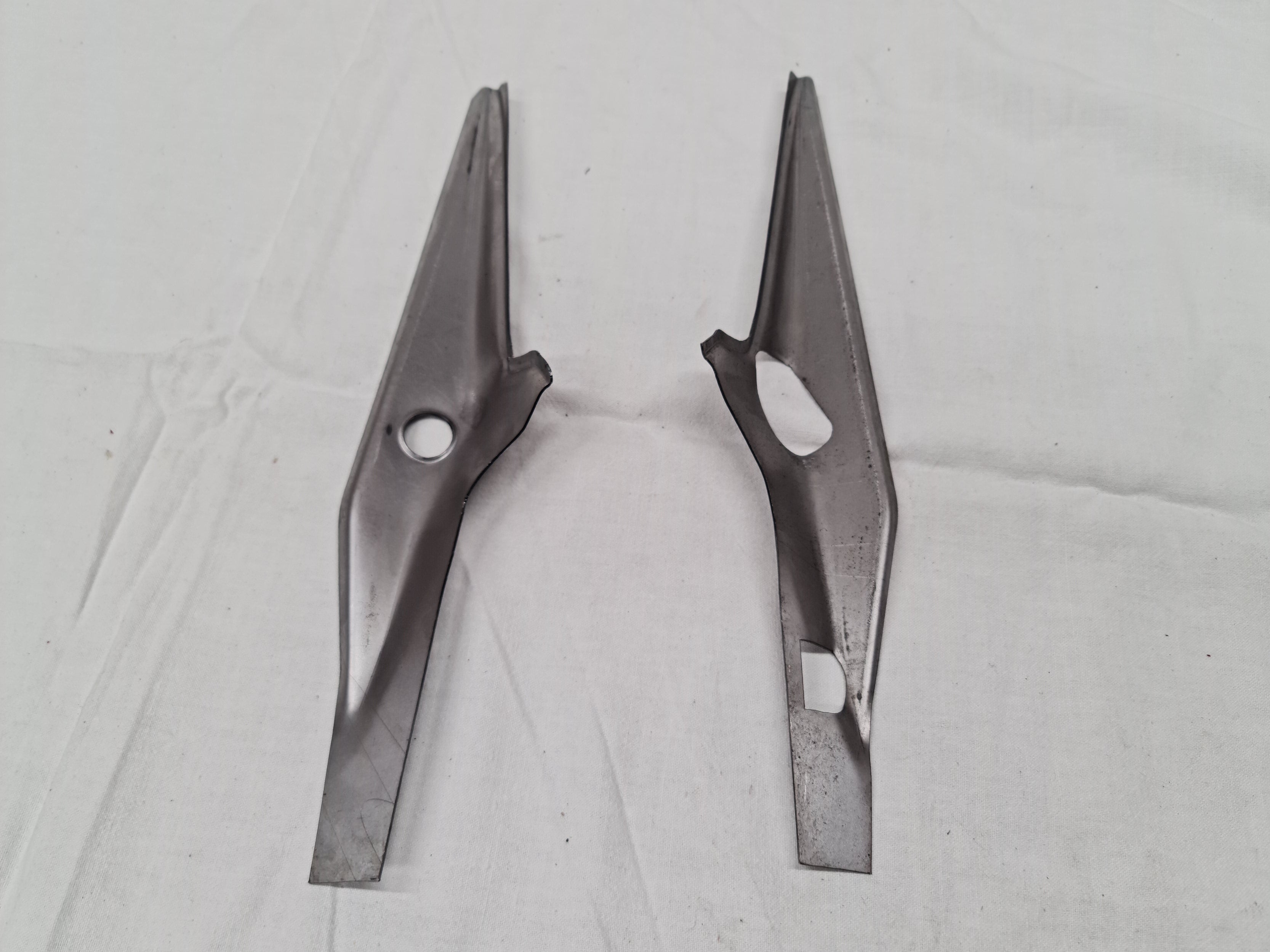 Bočné plechy k navareniu na podsedlový nosník, replika /pár