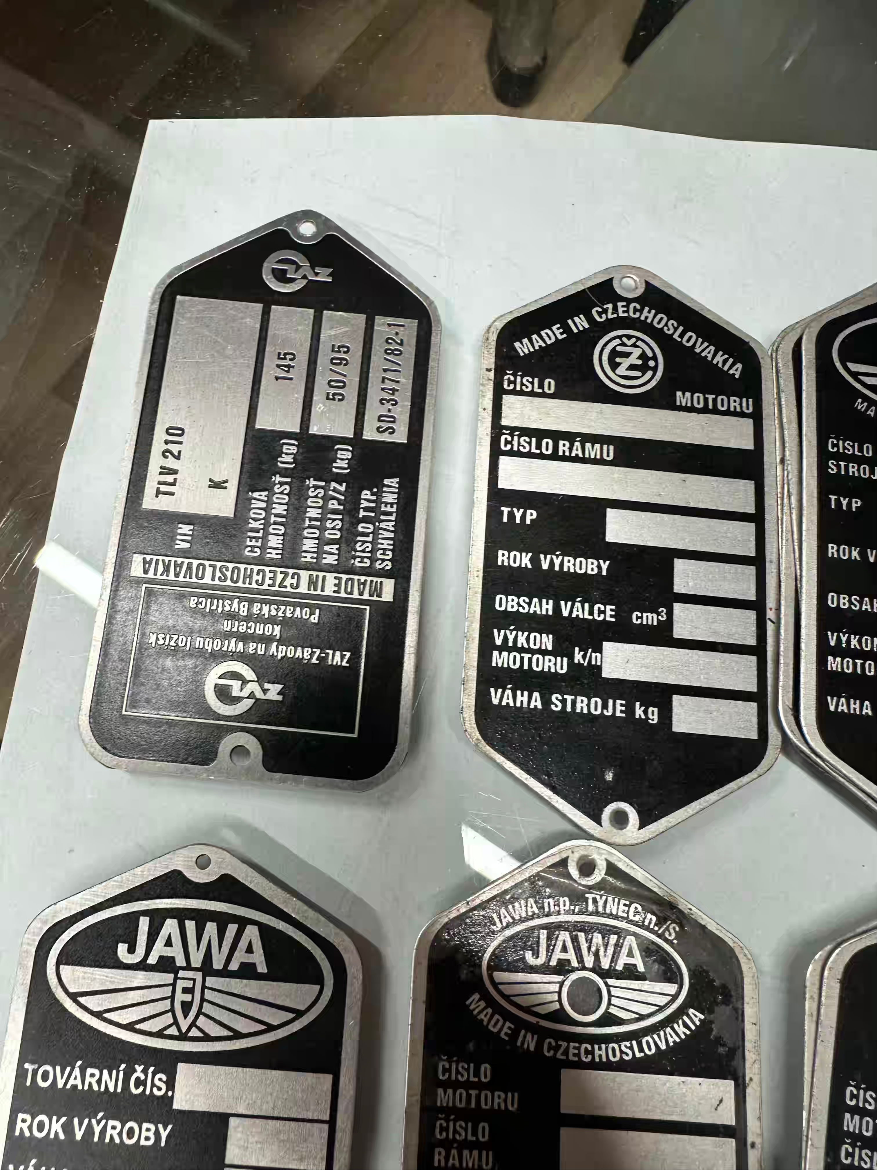 Štítok + nity, leptaný- rôzne typy