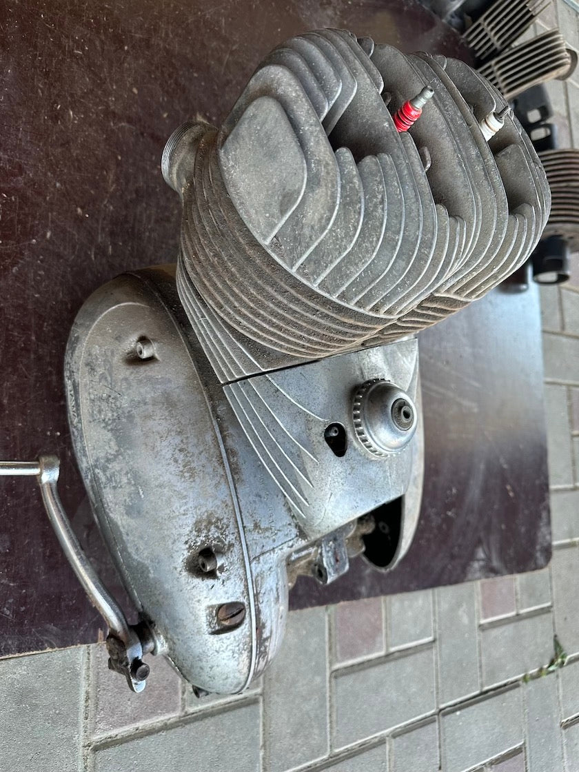 Motor JAWA 350/360 komplet, pretáča radí