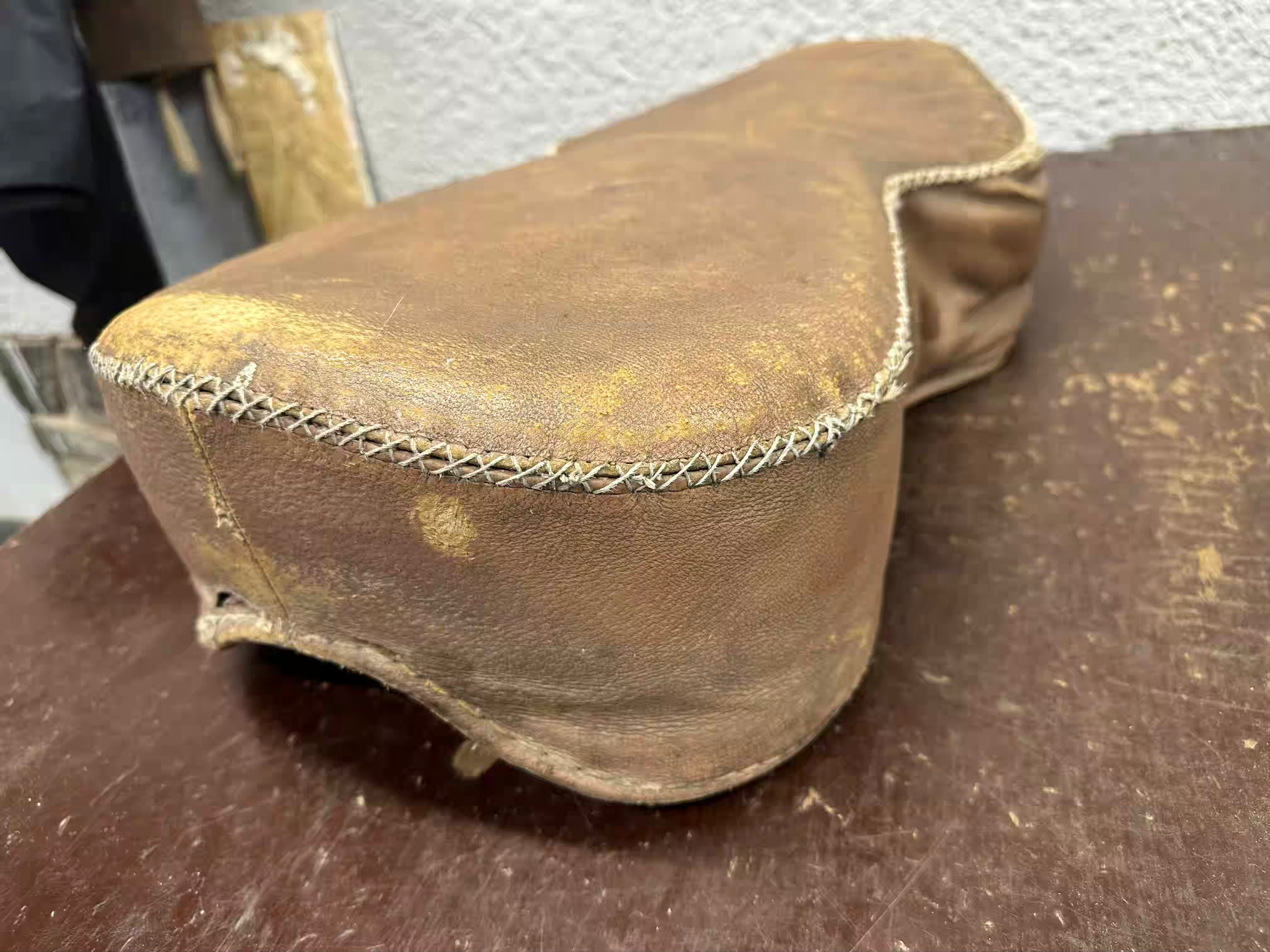 Sedadlo KYV- PATINA ťažká čierna výplň nitované