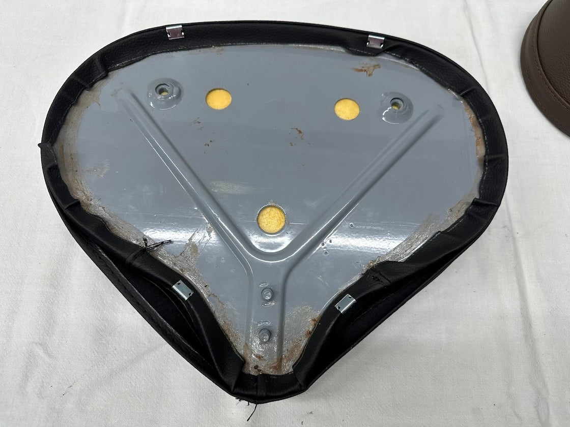 Sedadlo, perák, čierne, replika