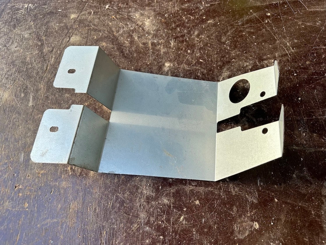 Podsedlový plech 555