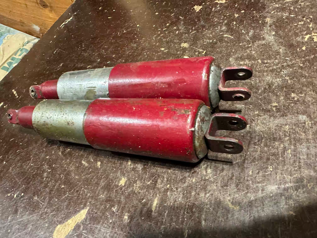 Zadné tlmiče, pár