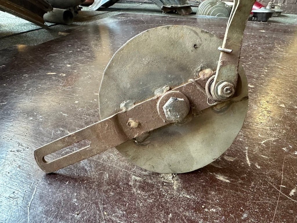 Zadný brzdový štít pakne kluč, robený