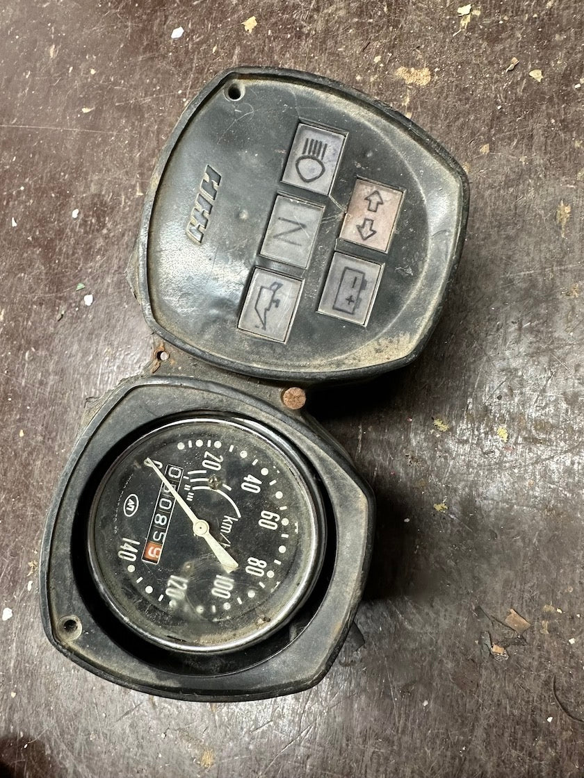 Prístrojovka, tachometer